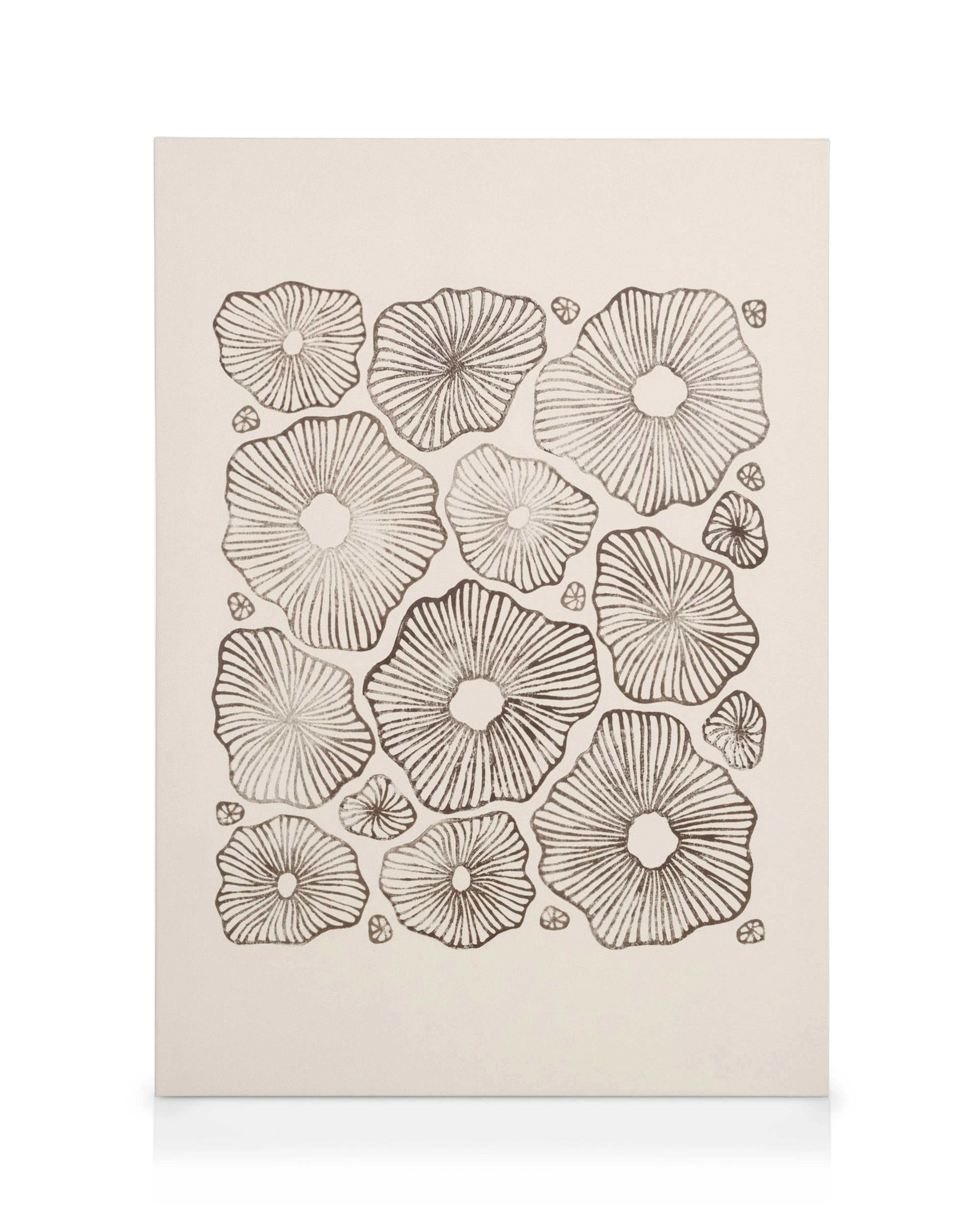 Stampa su tela Linocut Exhibition con motivi floreali scuri su sfondo beige chiaro.