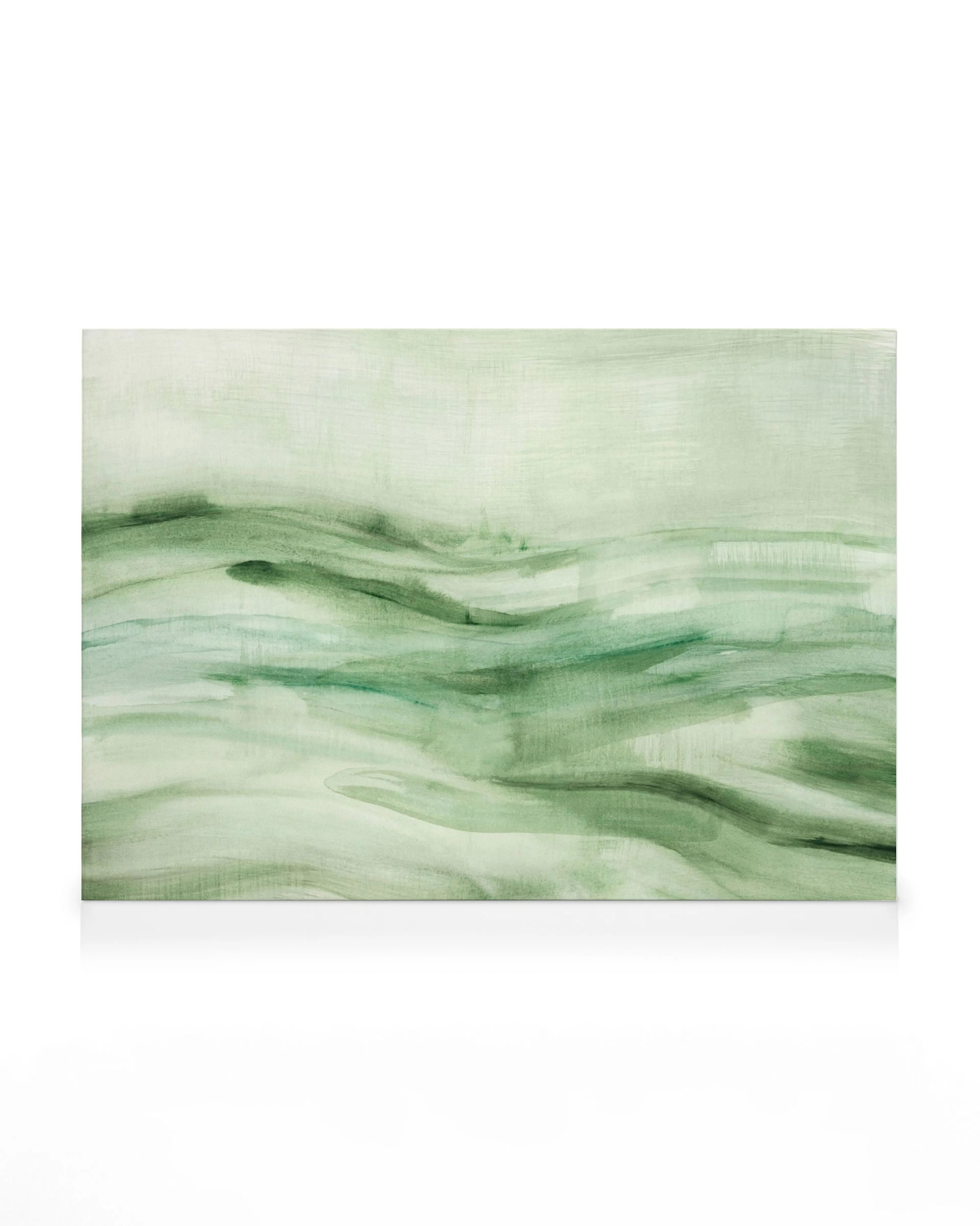 Abstract canvas met vloeiende groene en witte penseelstreken, lijkend op golven of lagen, op een witte achtergrond.