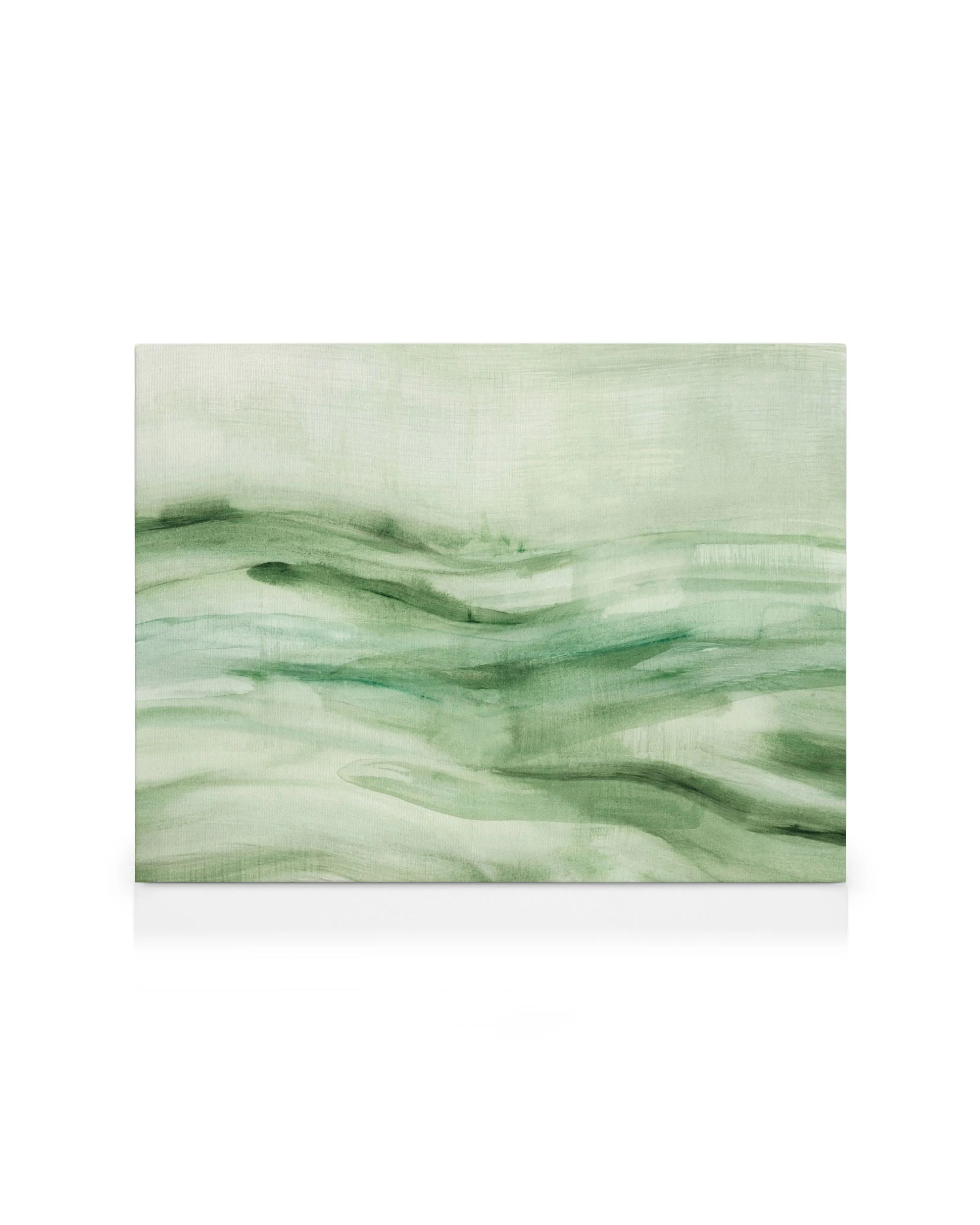 Abstract canvas met vloeiende groene en witte penseelstreken, lijkend op golven of lagen, op een witte achtergrond.