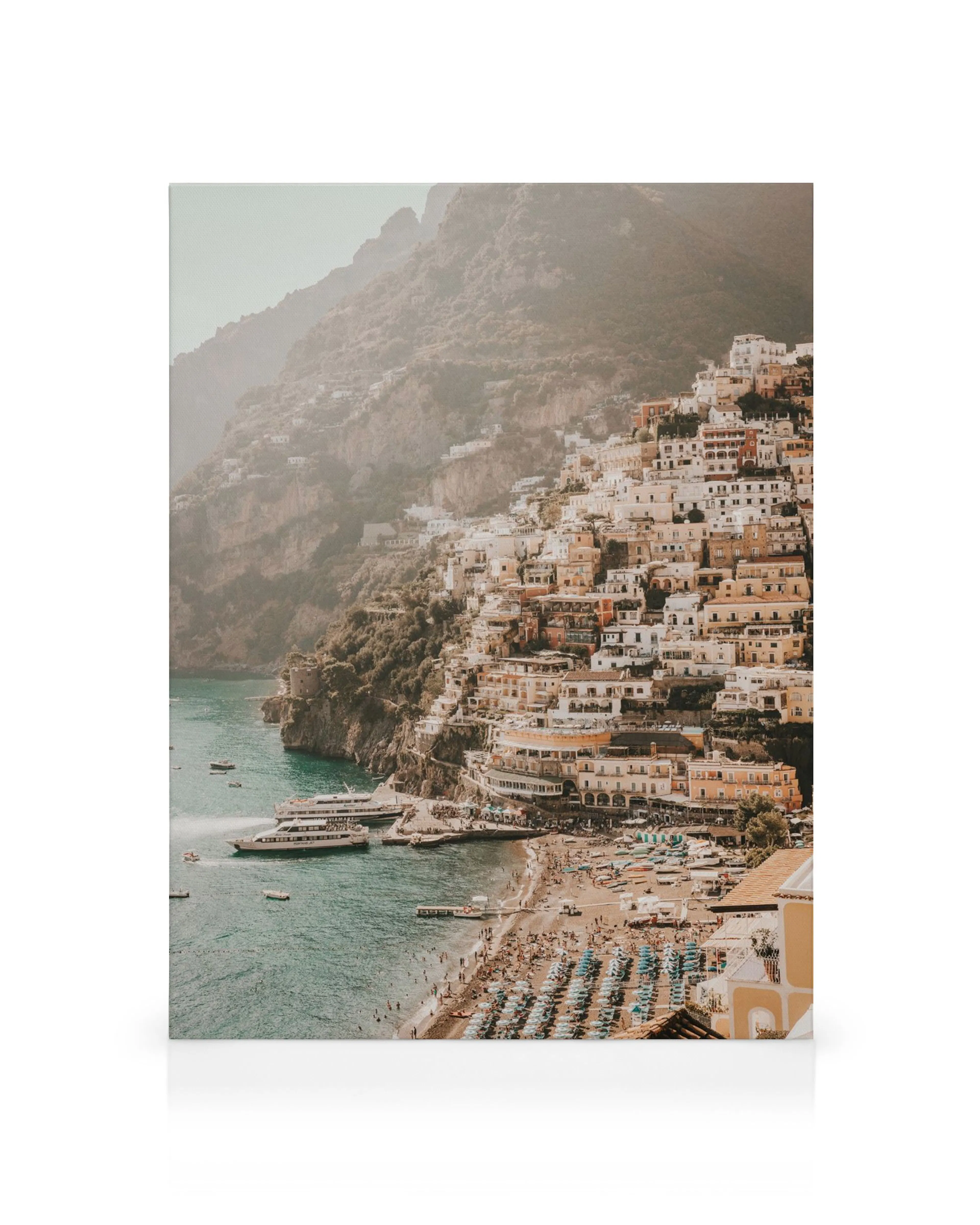 Stampa su tela di Positano, con case colorate aggrappate a una montagna e una spiaggia affollata con ombrelloni.
