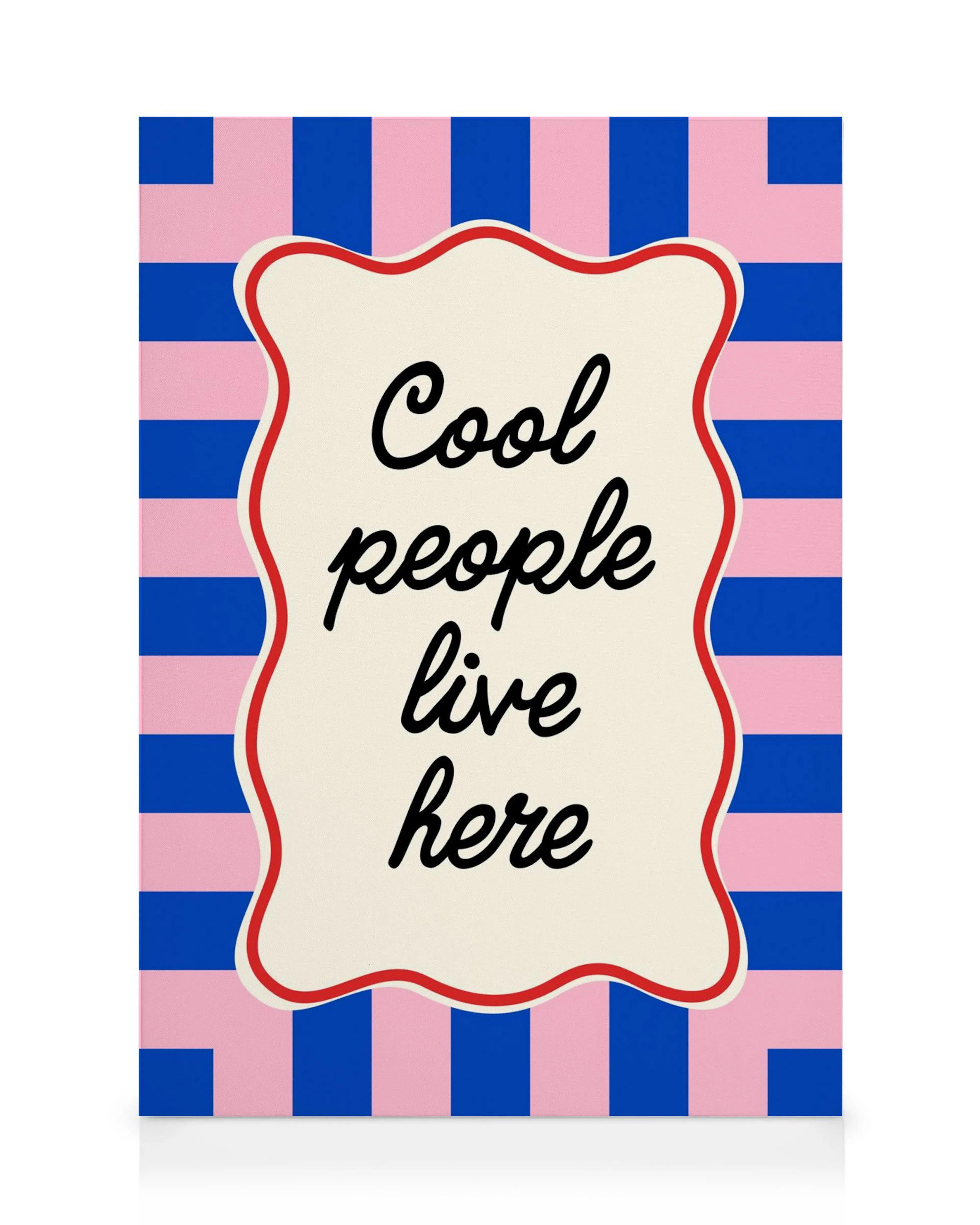 Leinwandbild mit rosa und blauen Streifenmuster, darauf ein cremefarbenes Schild mit rotem Rand und dem Spruch Cool people live 