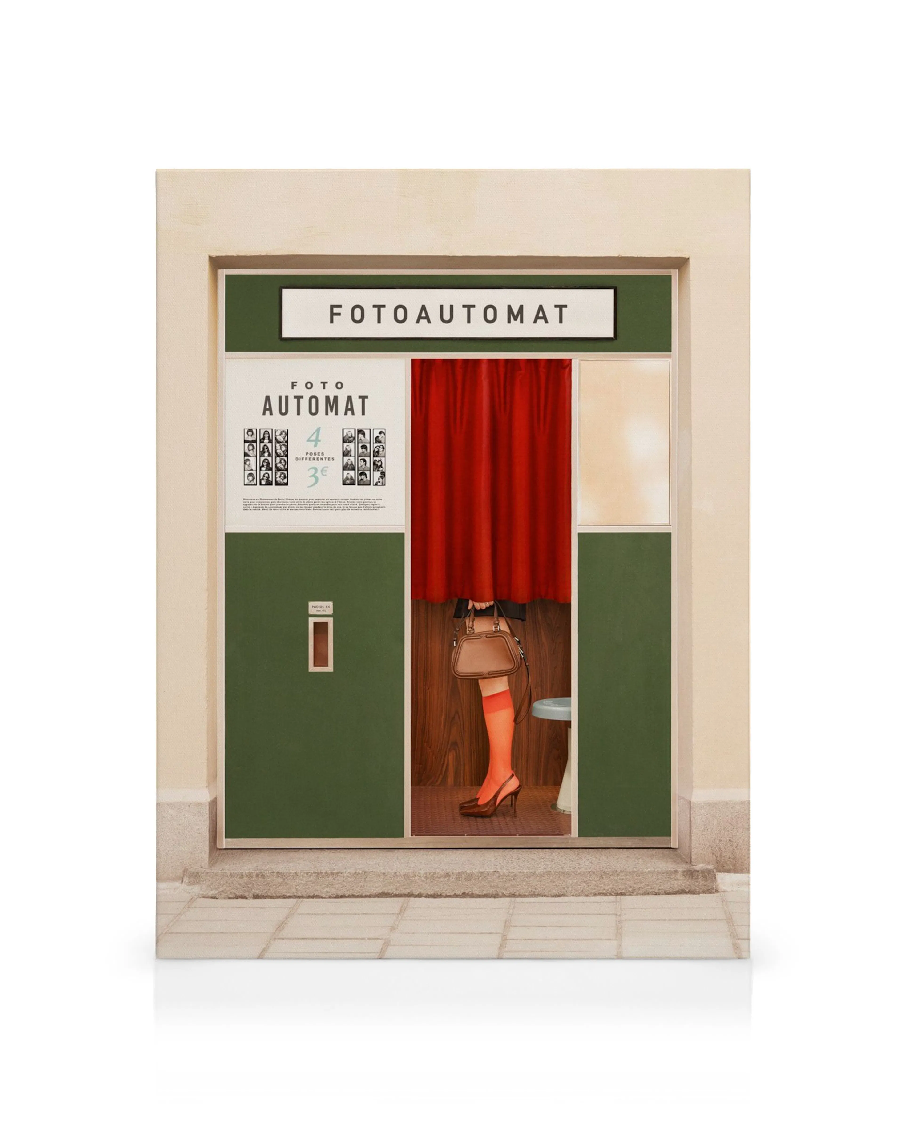 Žena v retro fotoautomatu s červeným závěsem, hnědou kabelkou, oranžovými ponožkami a podpatky
