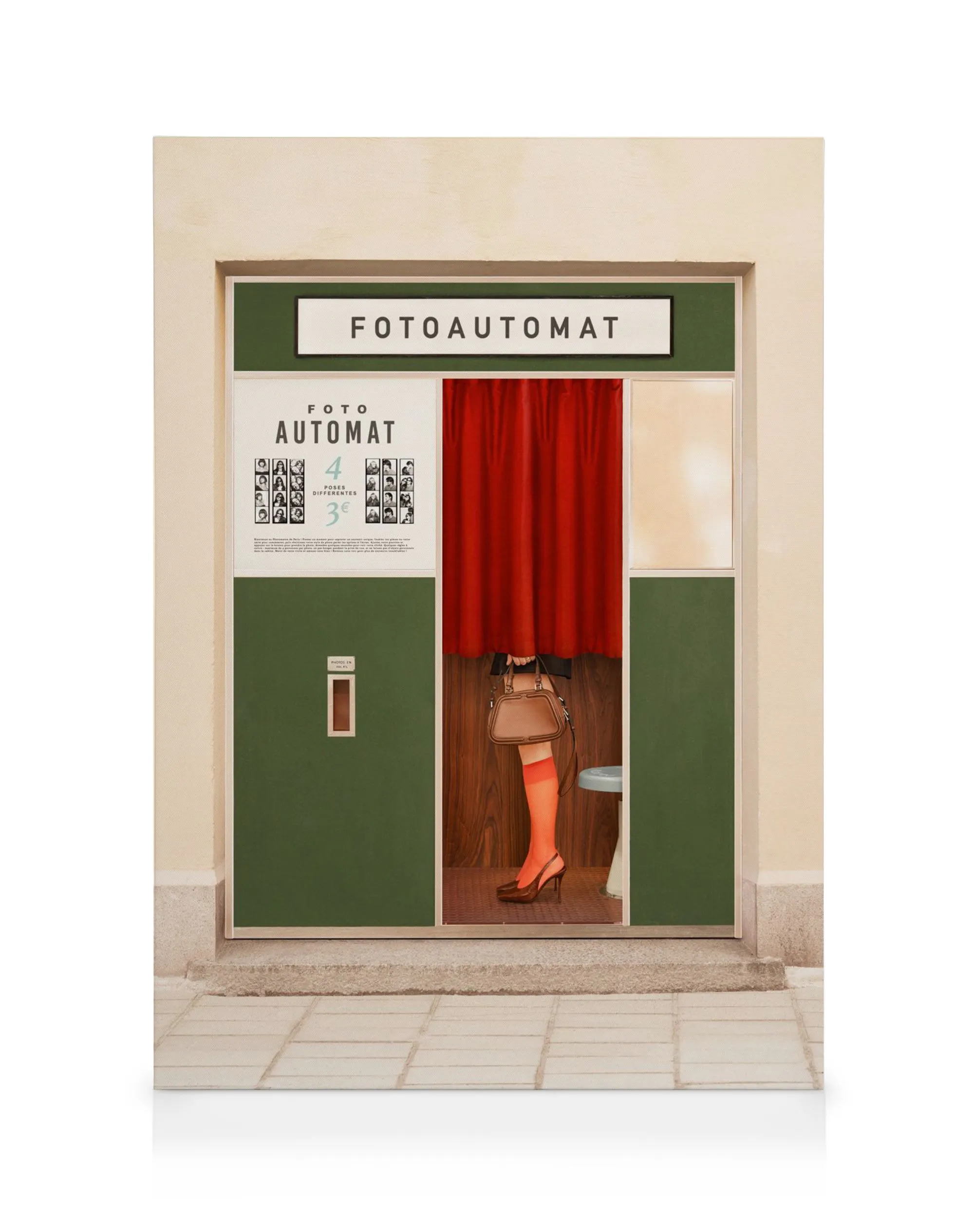 Leinwandbild einer Frau in orangefarbenen Socken und braunen Schuhen, die eine braune Handtasche in einer Retro-Fotokabine hält.