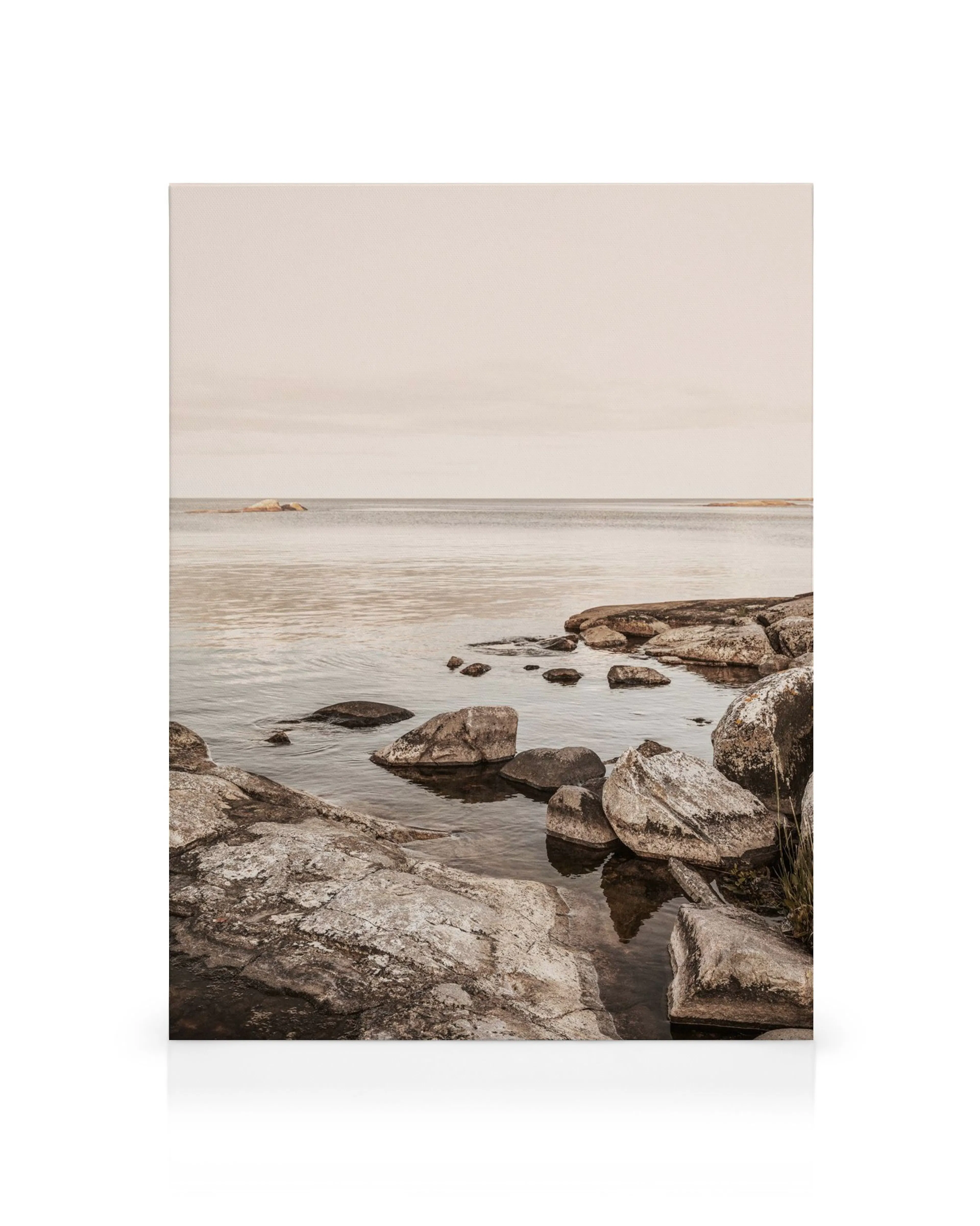 Calm Coast Canvas met rotsachtige kustlijn en kalm water bij schemering, ideaal voor een minimalistisch interieur.