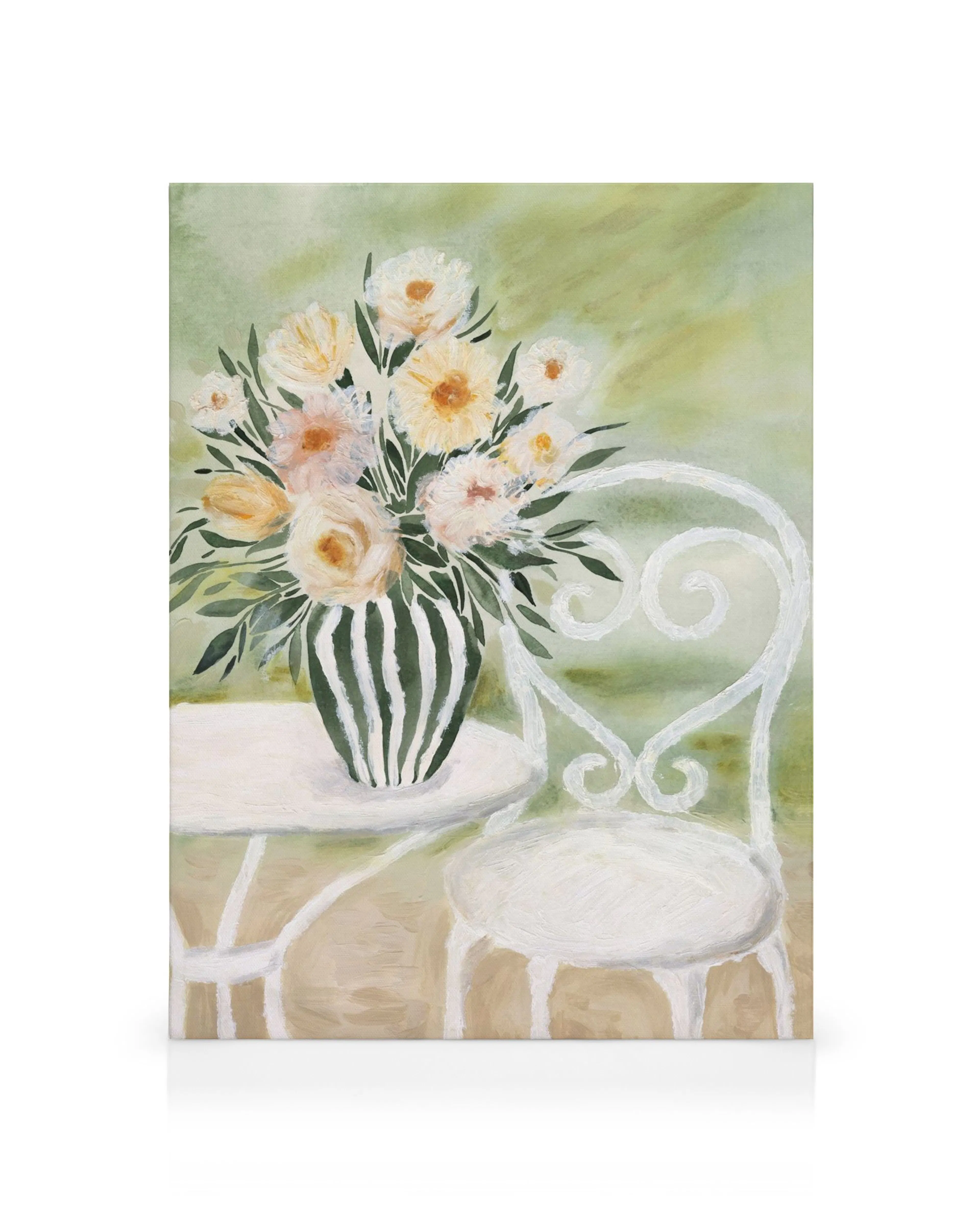 Toile Bouquet From the Garden, vase rayé vert et blanc avec fleurs roses et jaunes sur table et chaise de patio blanche