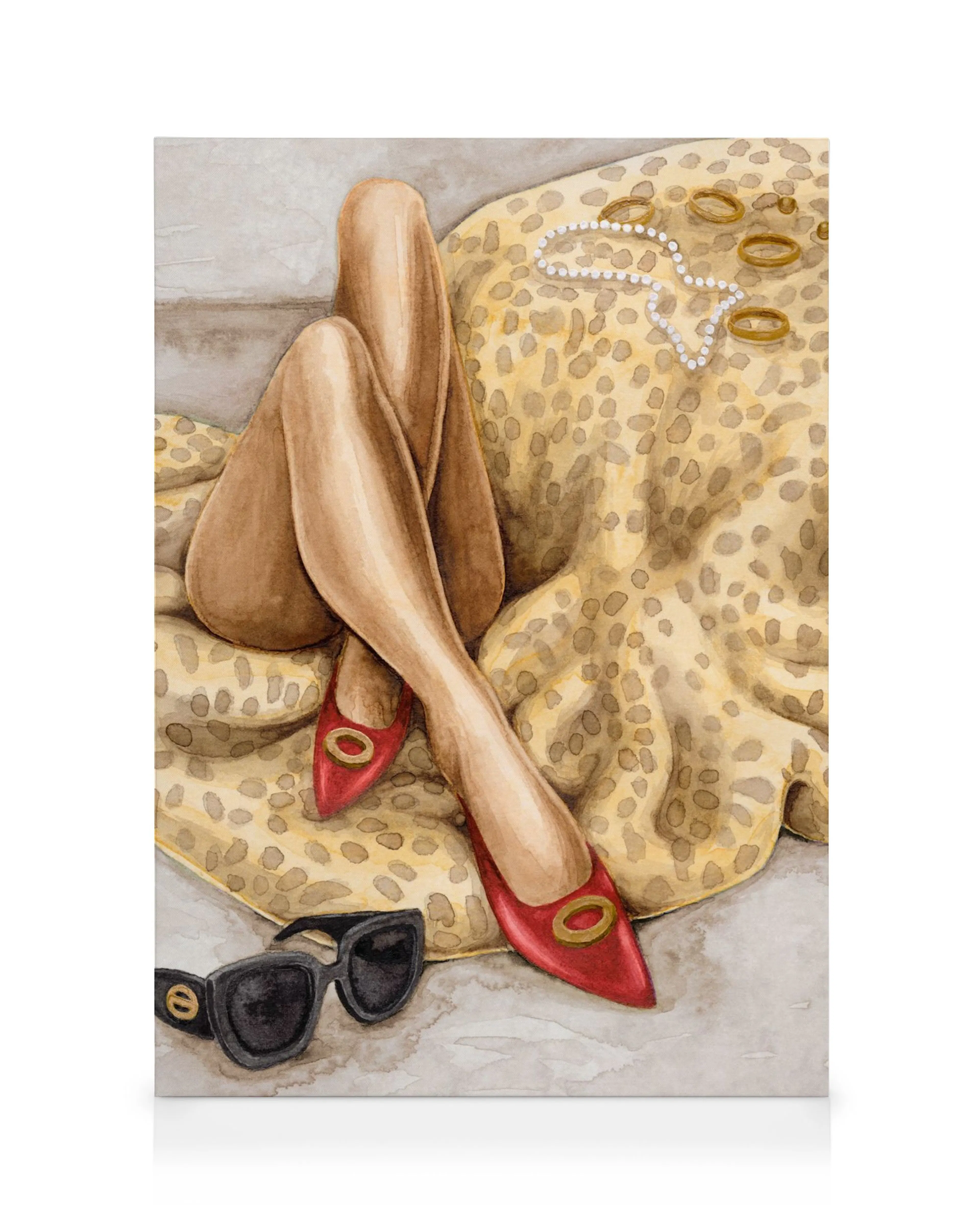 Aquarell einer sitzenden Frau mit Beinen, die rote Schuhe mit Goldschnalle tragen, auf einem Leopardenmusterkissen mit Schmuck u