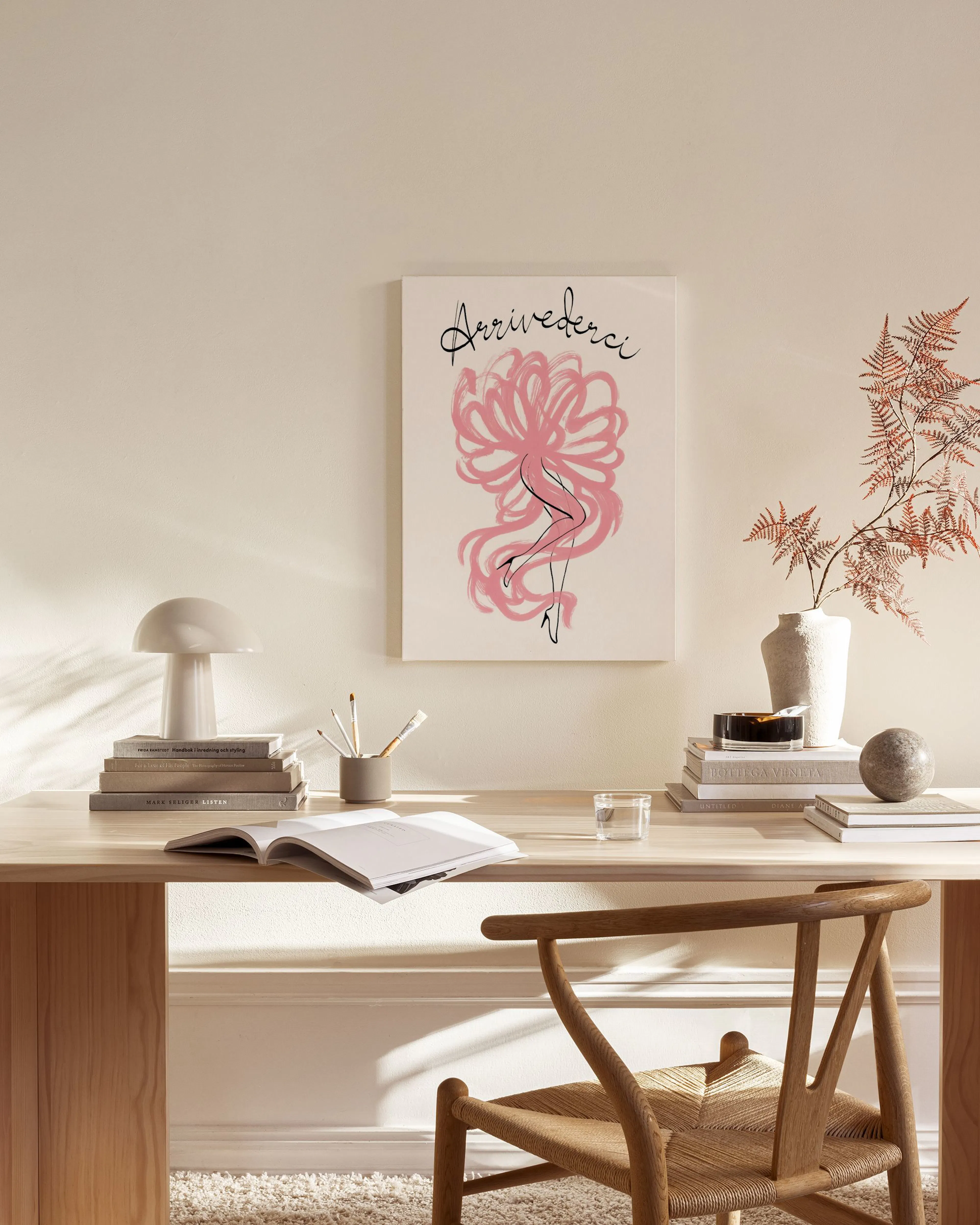 Canvastavla med rosa abstrakt kvinna och texten Arrivederci i ett ljust vardagsrum med trädetaljer.