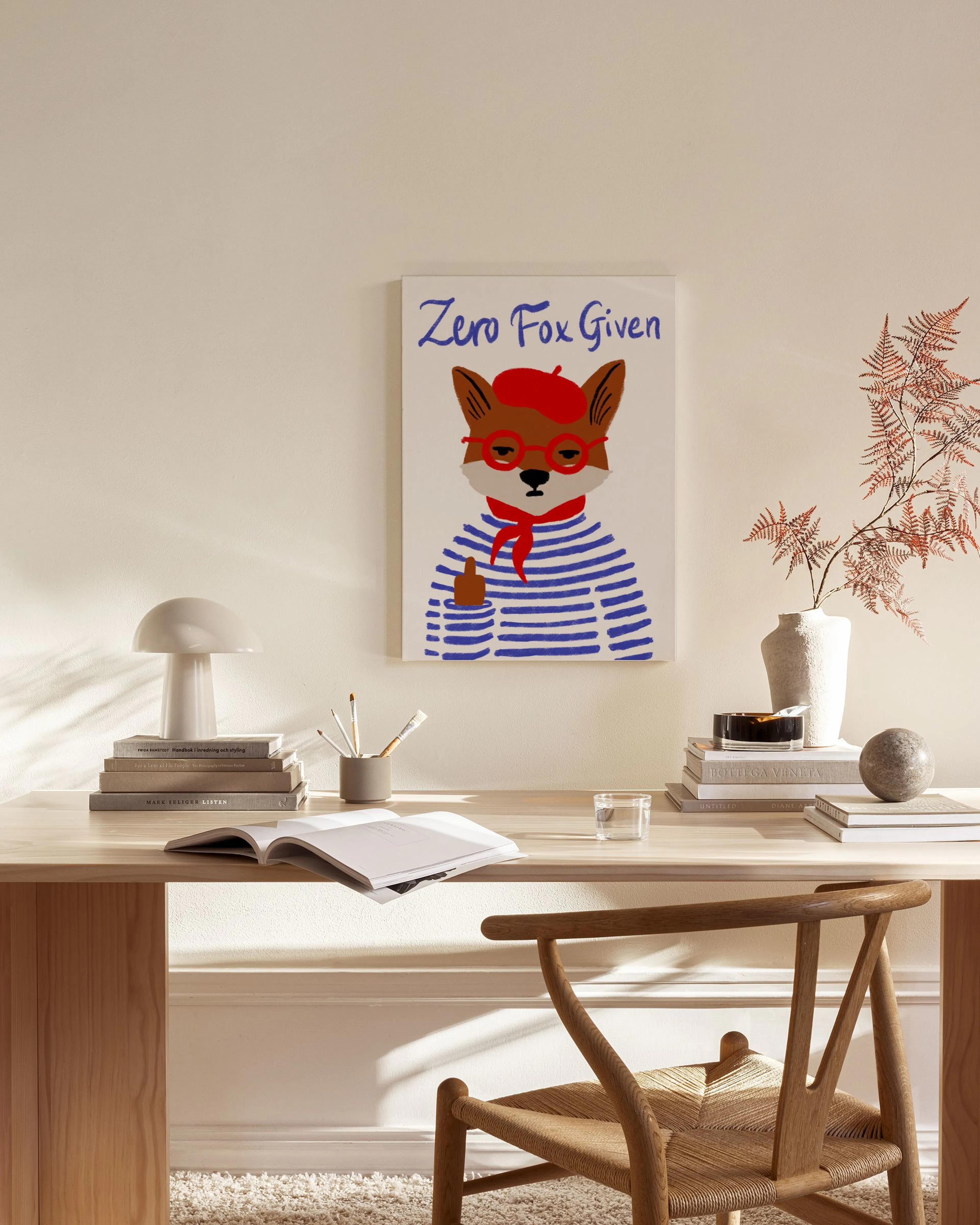 Leinwandbild eines Fuchses in roter Baskenmütze und gestreiftem Shirt mit Spruch Zero Fox Given“, hängt über einem Sideboard in 