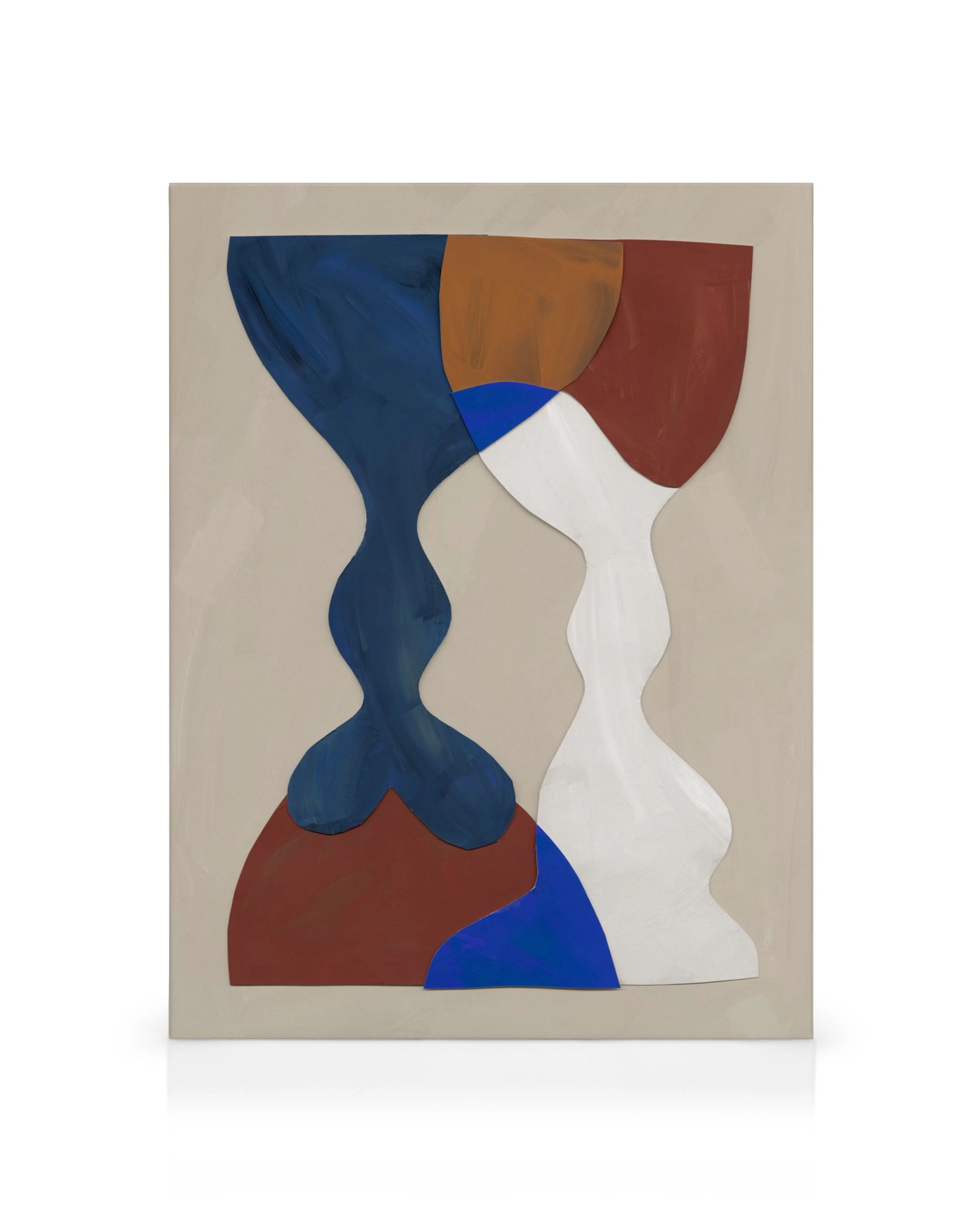 Tela com formas abstratas cubistas em azul, branco, castanho e vermelho, sobrepostas, criando silhuetas dinâmicas.