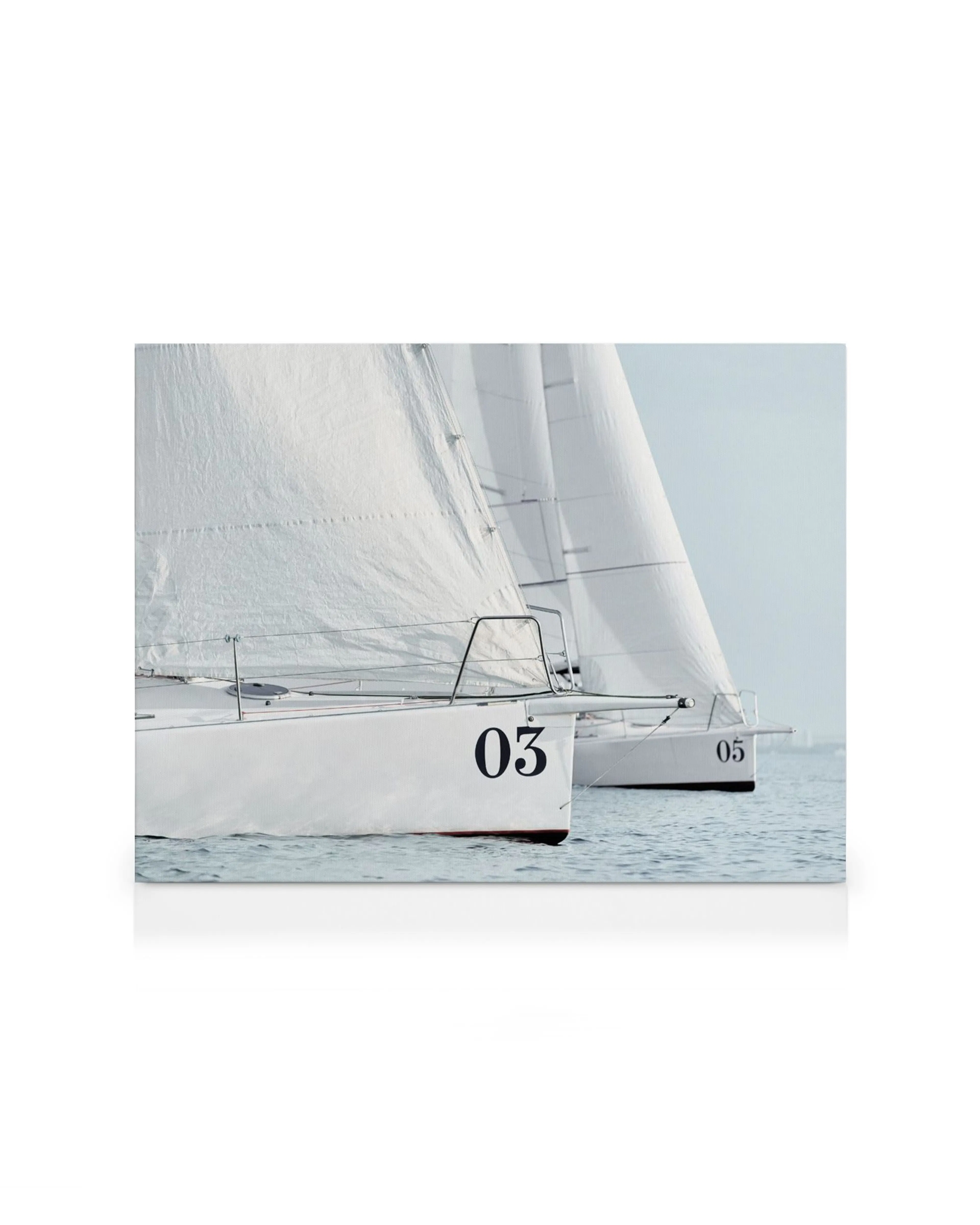 Leinwandbild mit weißen Segelbooten auf dem Wasser, Segel sind aufgebläht, Wettbewerb, Segeln, Boote