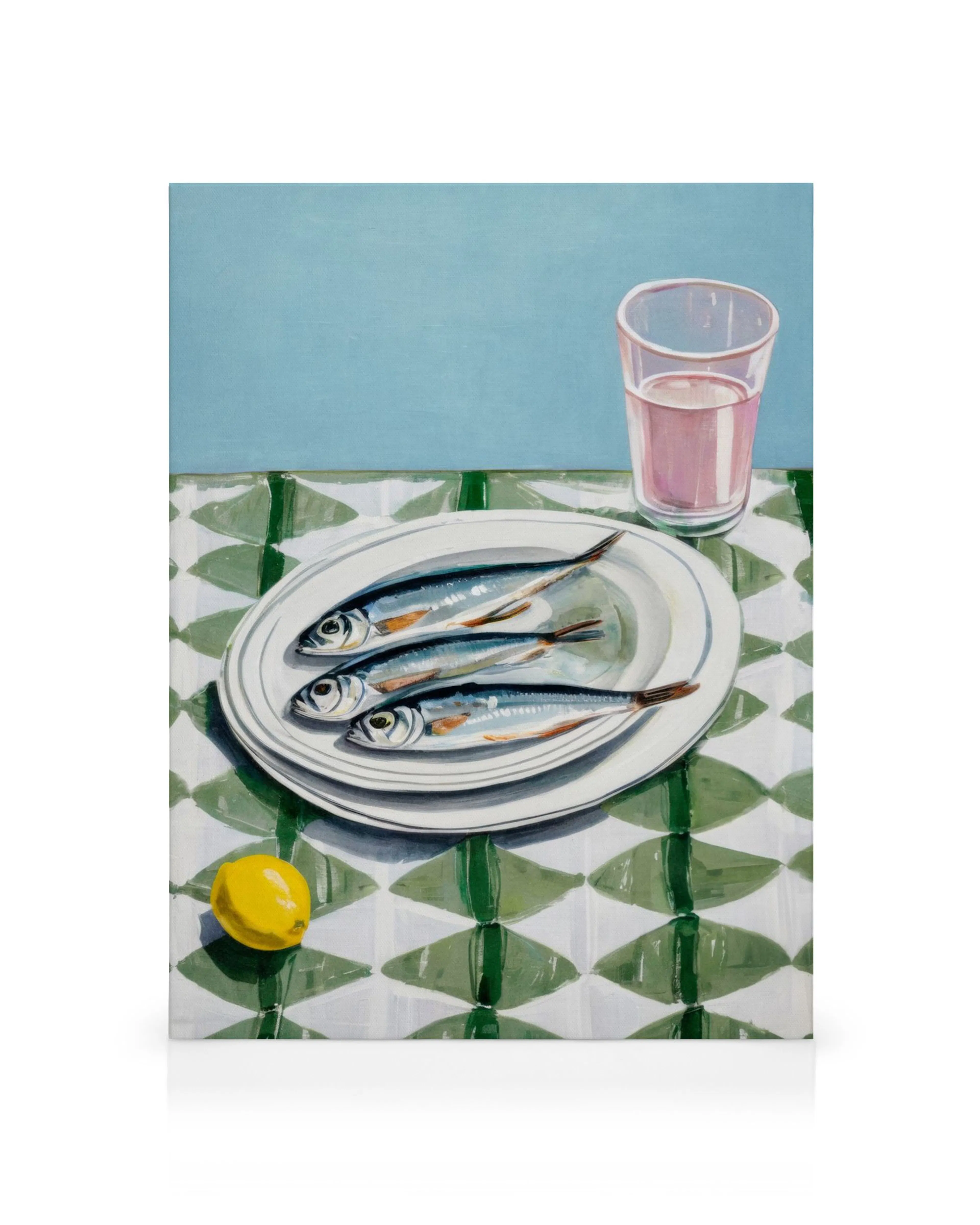 Toile de trois sardines sur une assiette blanche avec un citron et un verre de vin rosé, sur fond bleu clair et motif géométriqu