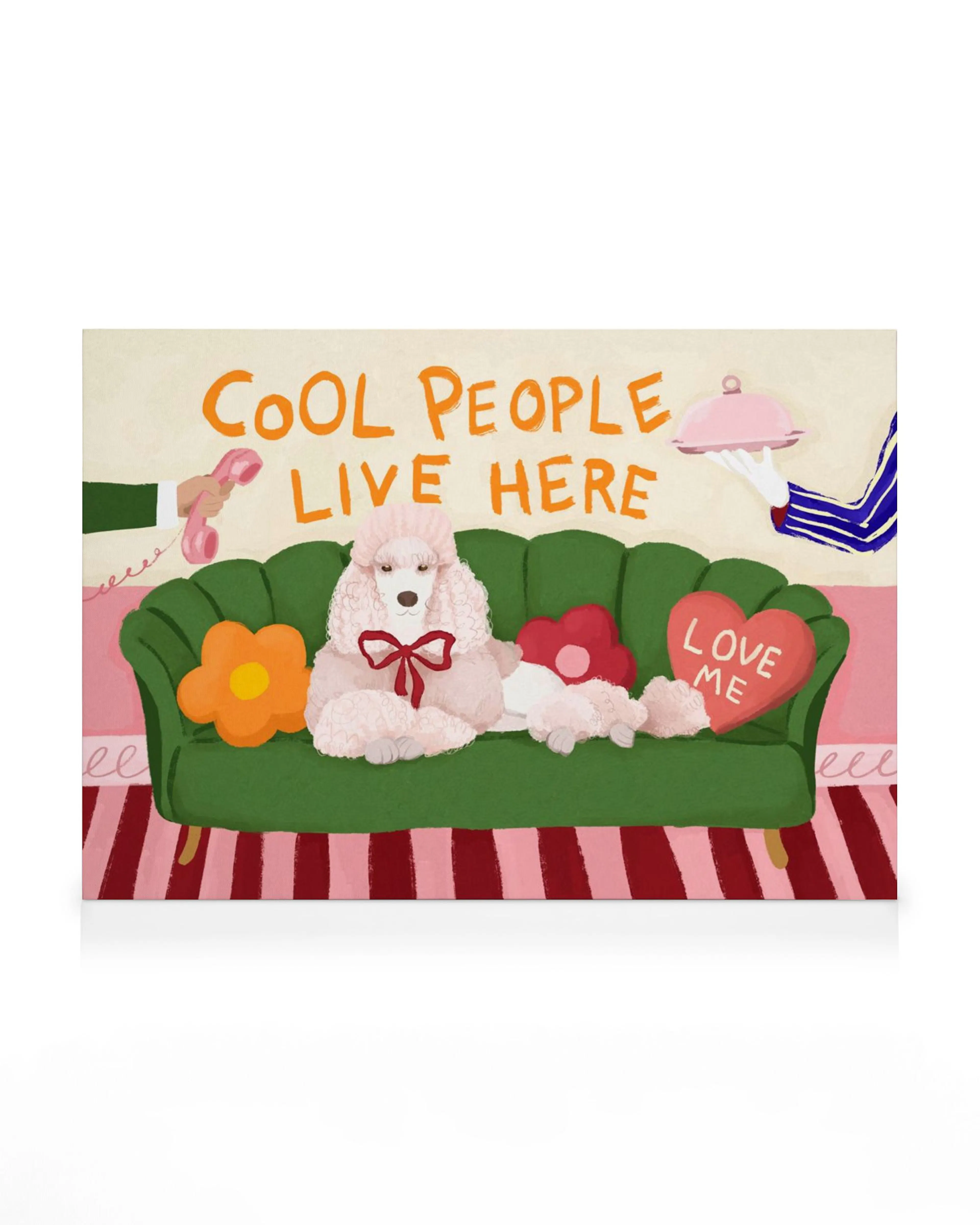 Cool People -kanvaasi: valkoinen puudeli vihreällä sohvalla, Cool People Live Here teksti. Valmis sisustustaulu.