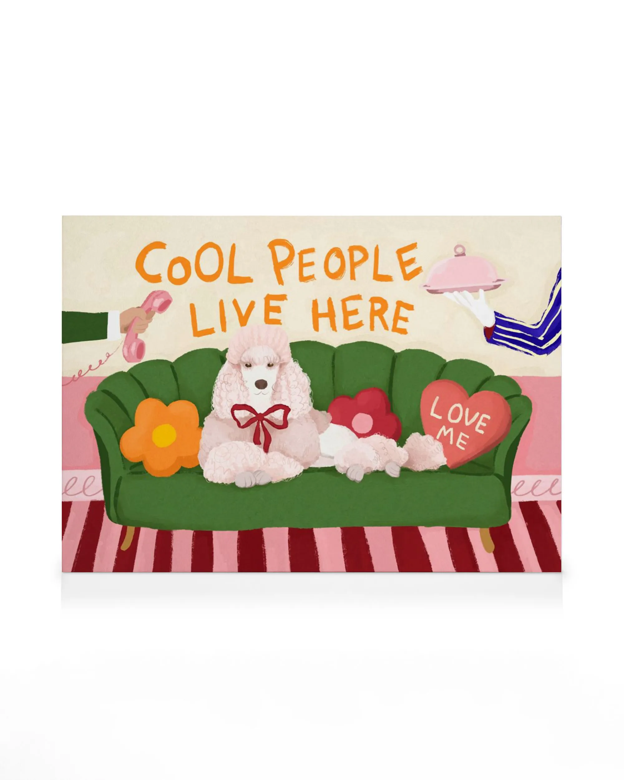 Fargerikt lerret med hvit puddel og rød sløyfe på grønn sofa, blomsterputer og teksten Cool People Live Here.