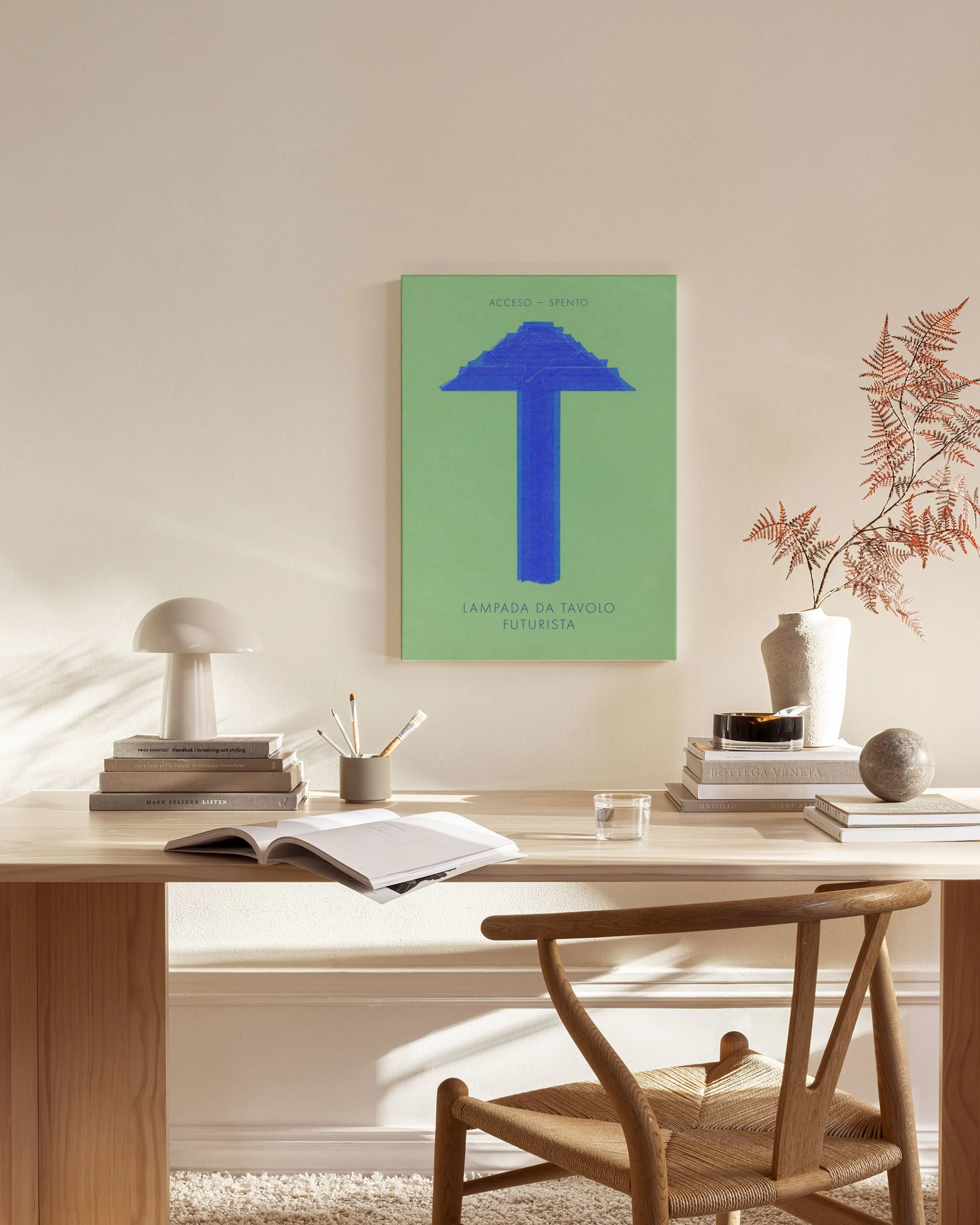 Toile murale verte avec une flèche bleue pointant vers le haut, suspendue dans un salon moderne au-dessus dun meuble en bois.