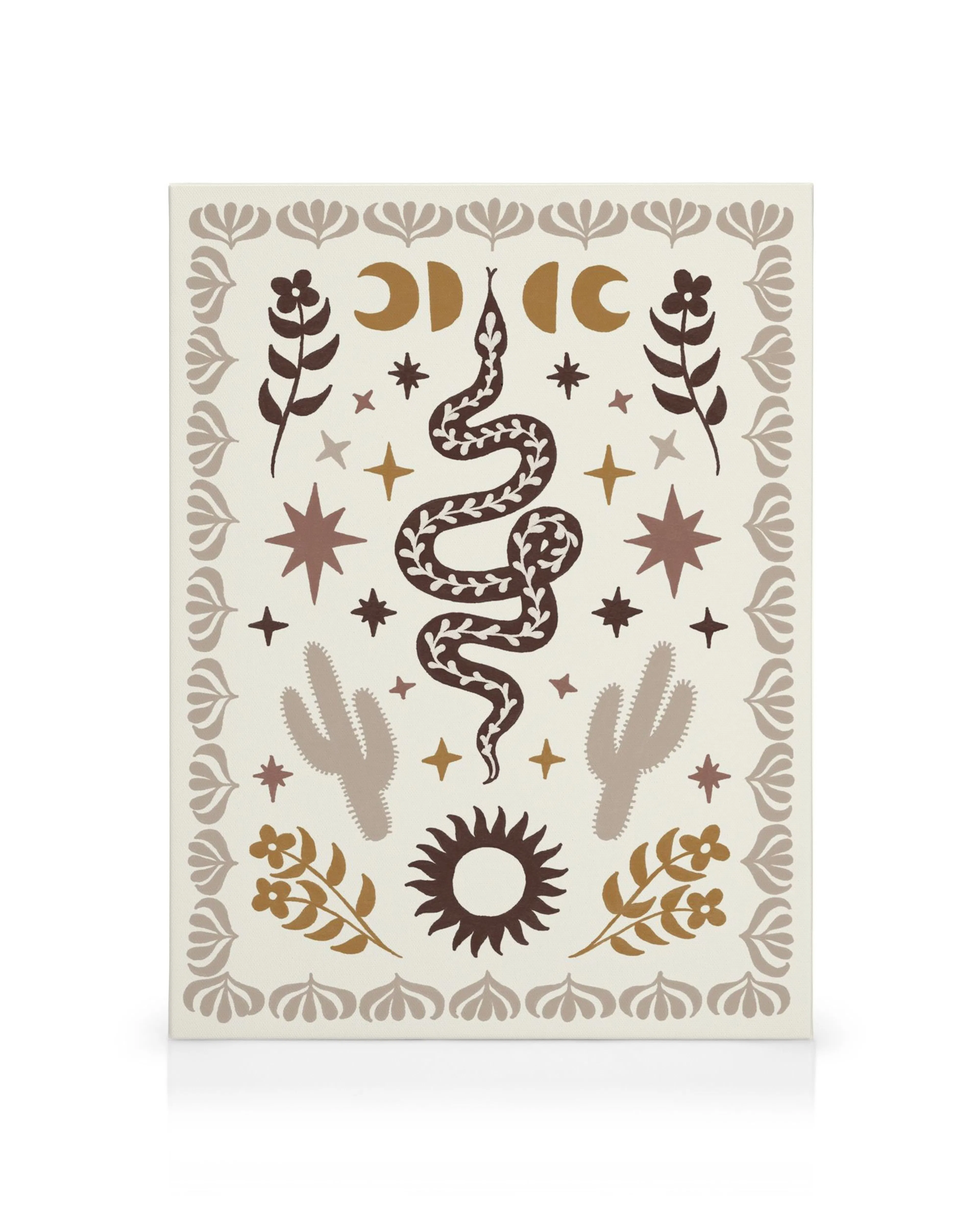 Lienzo con serpiente marrón estilo desierto, patrones de hojas, lunas, estrellas y sol sobre fondo beige.