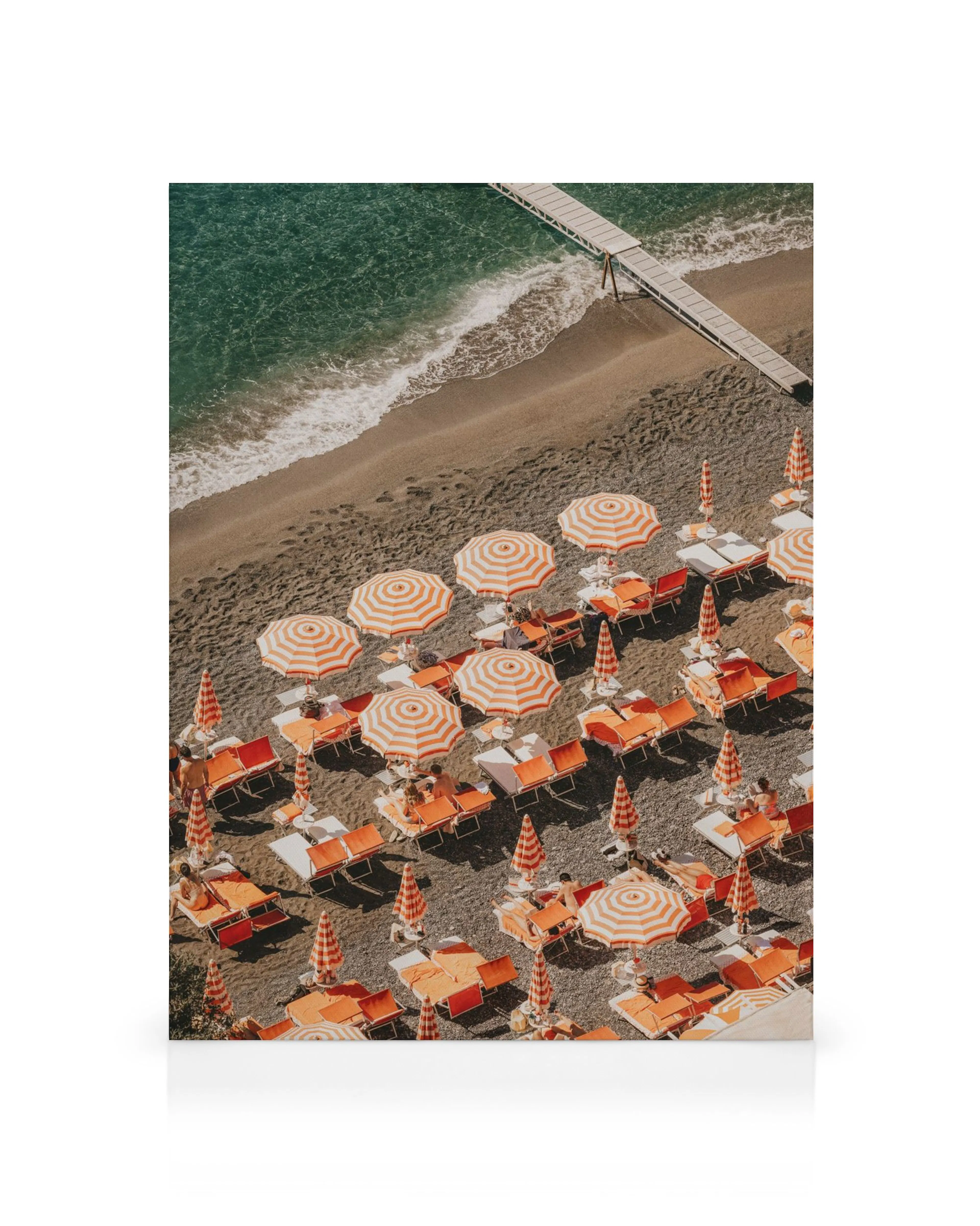 Spiaggia con ombrelloni arancioni e bianchi, lettini, molo di legno, mare turchese, sole splendente