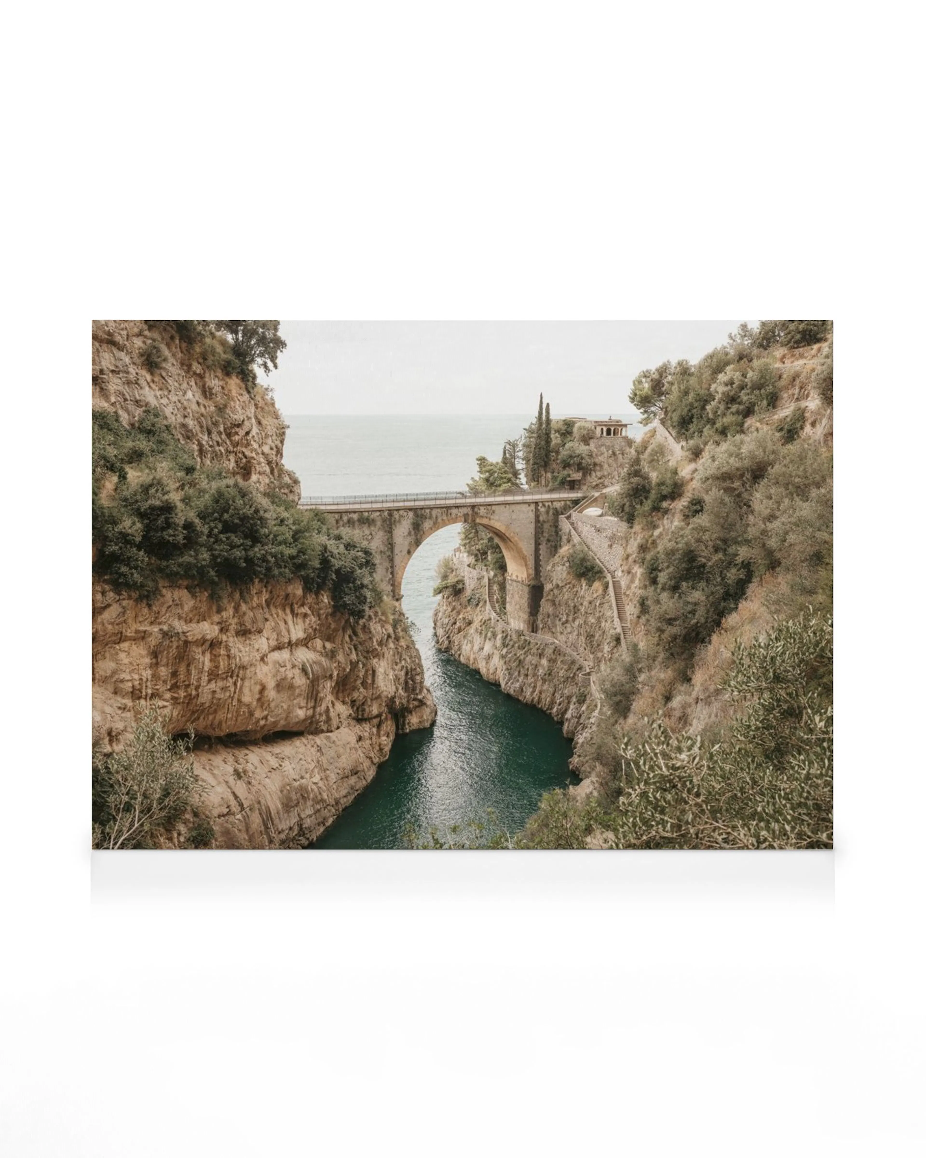 Lienzo del Fiordo Furore, Italia, con garganta rocosa, agua turquesa y un antiguo puente de piedra. Arte mural impresionante.