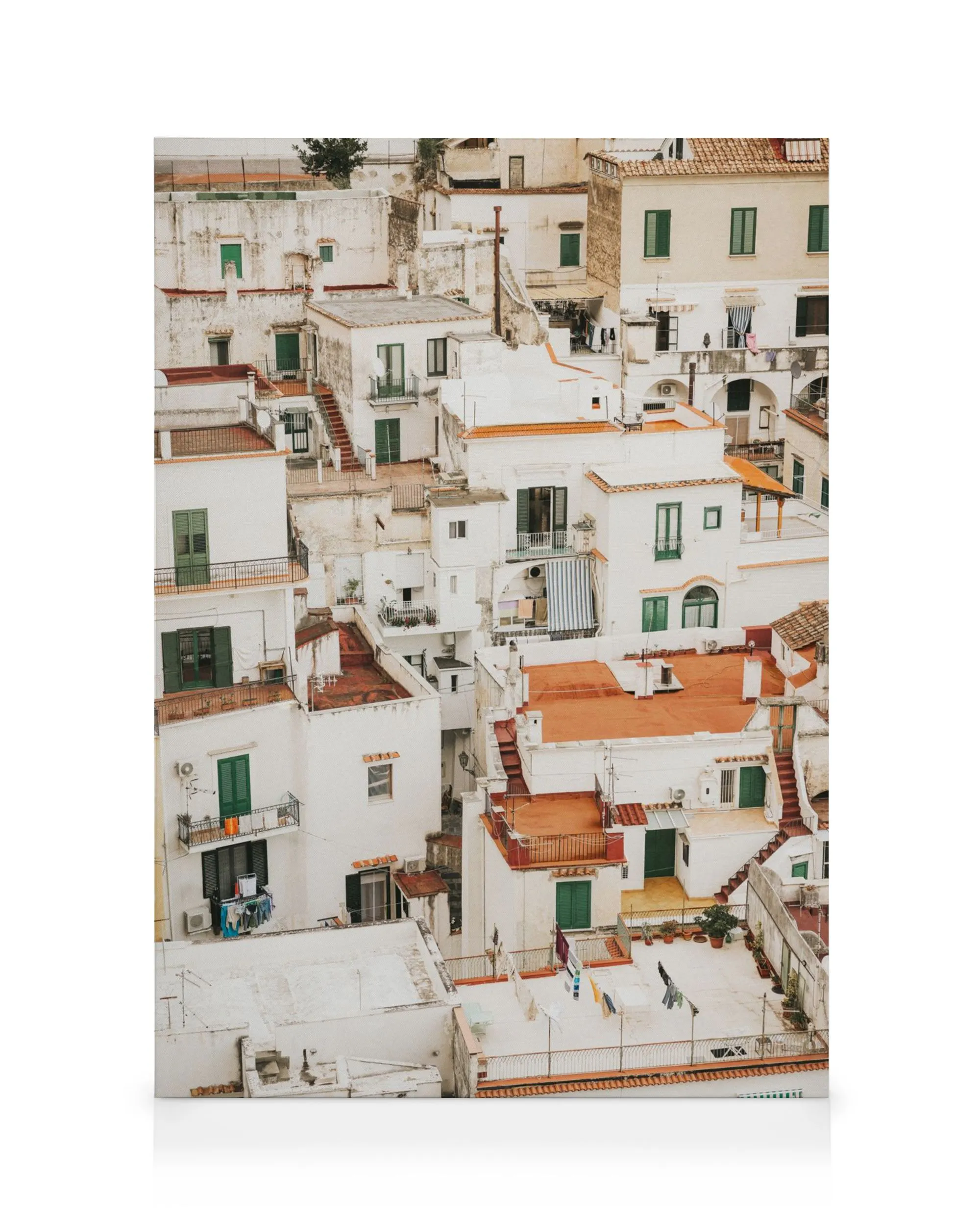Lienzo de Amalfi con edificios blancos de techos rojos, persianas verdes y balcones, estilo pueblo italiano.