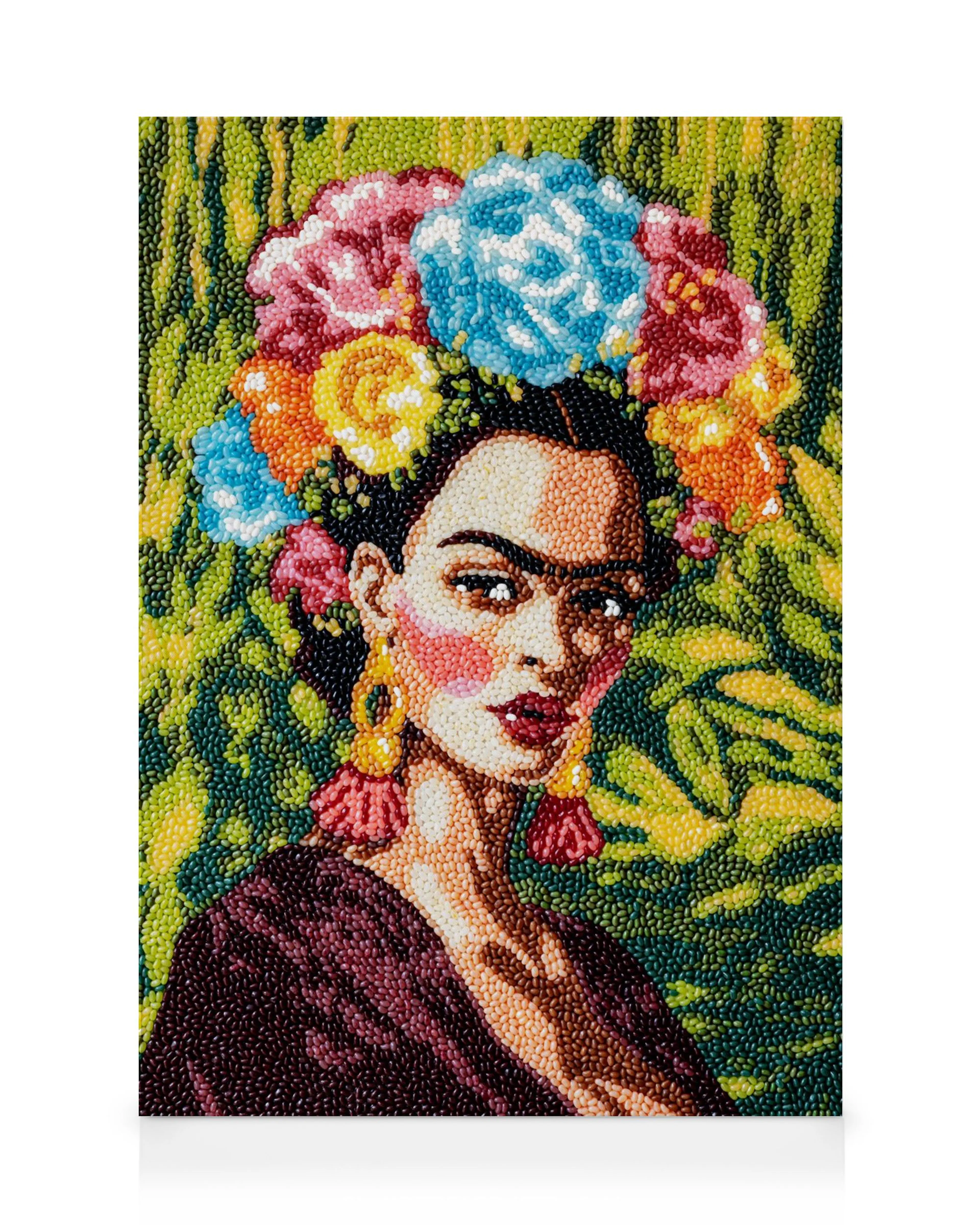 Frida Kahlo Leinwandbild aus farbigen Bonbons, grüner Hintergrund, bunte Blumen im Haar, rote Ohrringe, Candy Garden Kunstwerk.