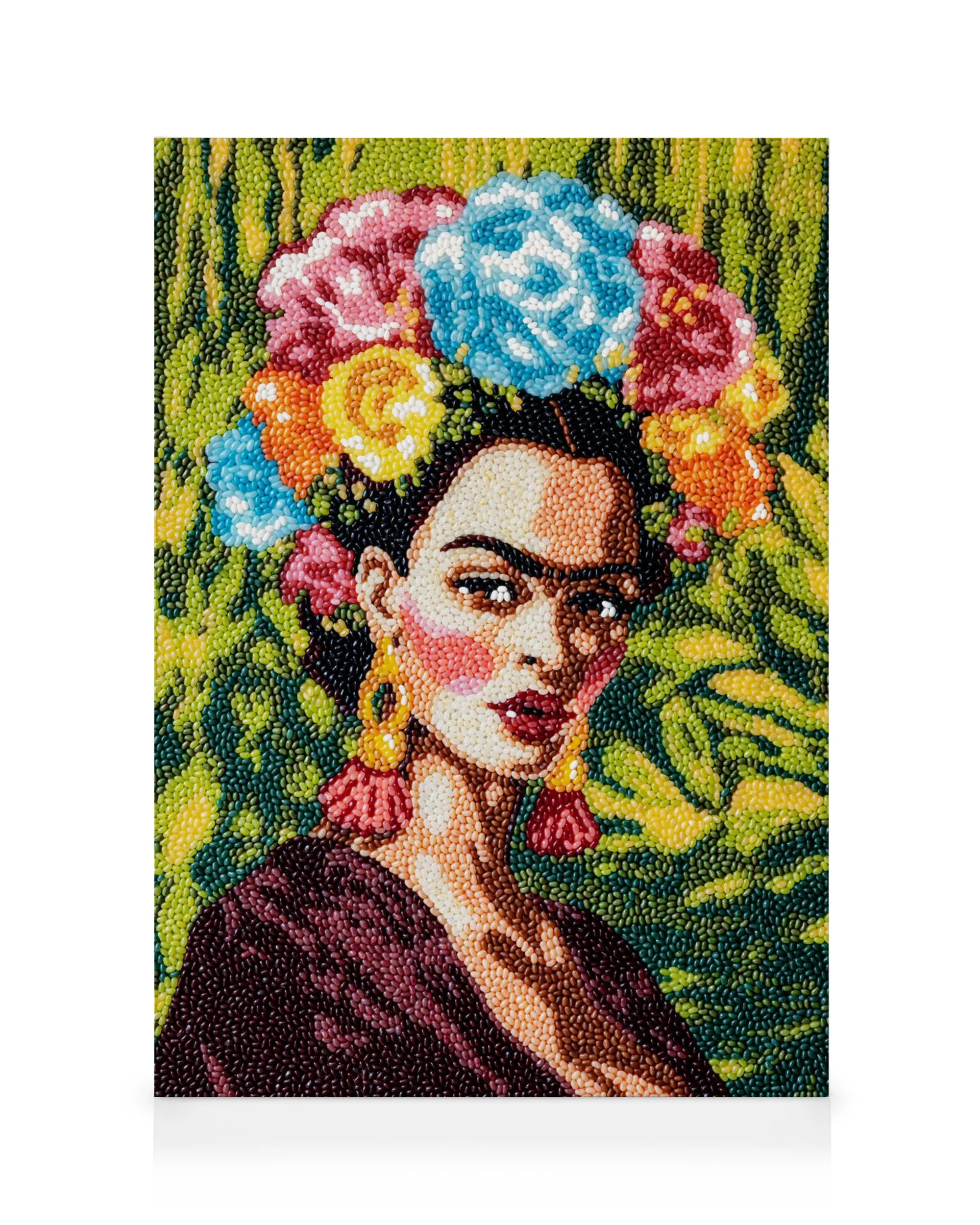 Καλλιτεχνική απεικόνιση της Frida Kahlo από καραμέλες, με πολύχρωμα λουλούδια και ζωντανή χλωρίδα.
