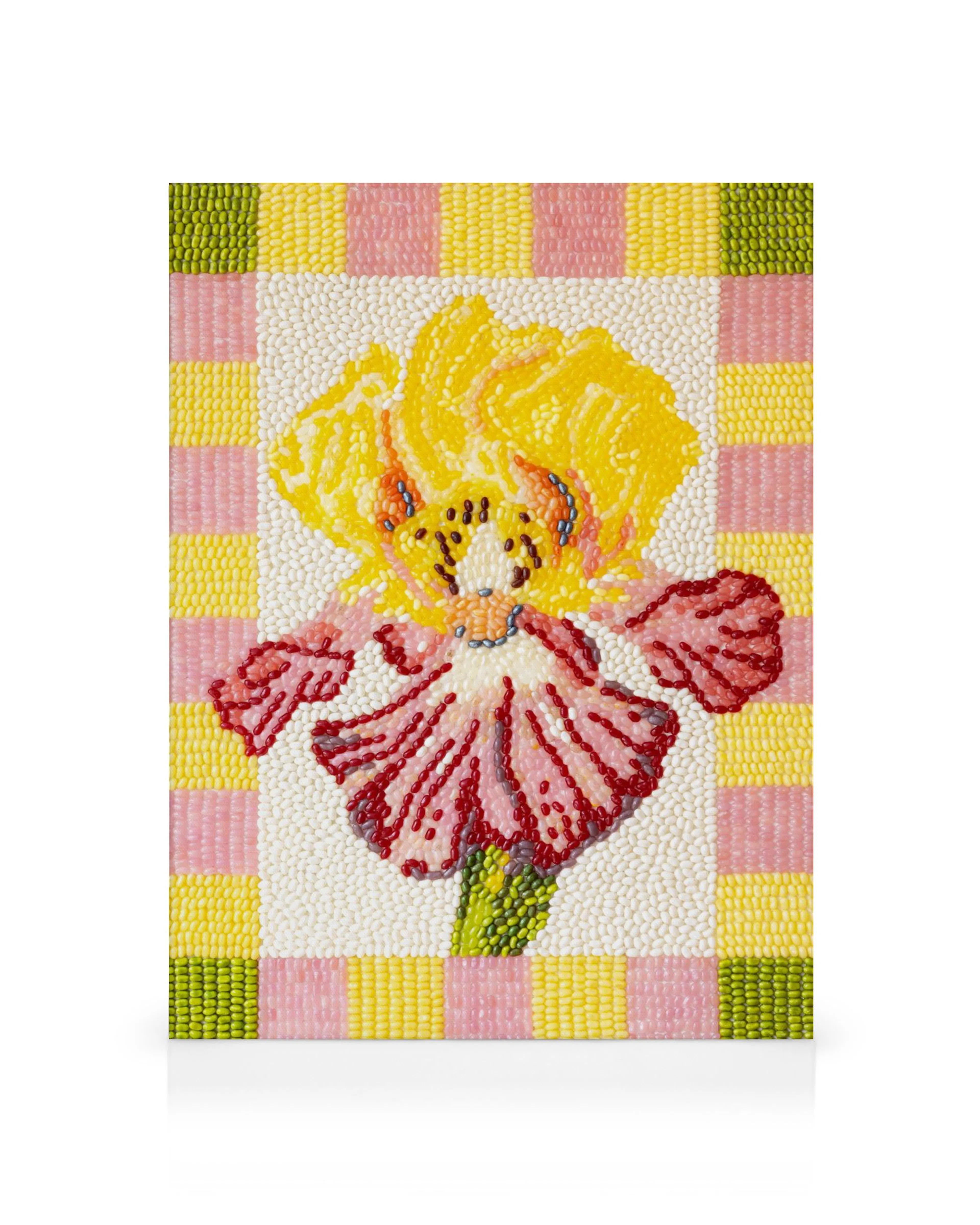 Toile dune fleur diris en perles colorées, avec des pétales roses et jaunes et un fond à carreaux.