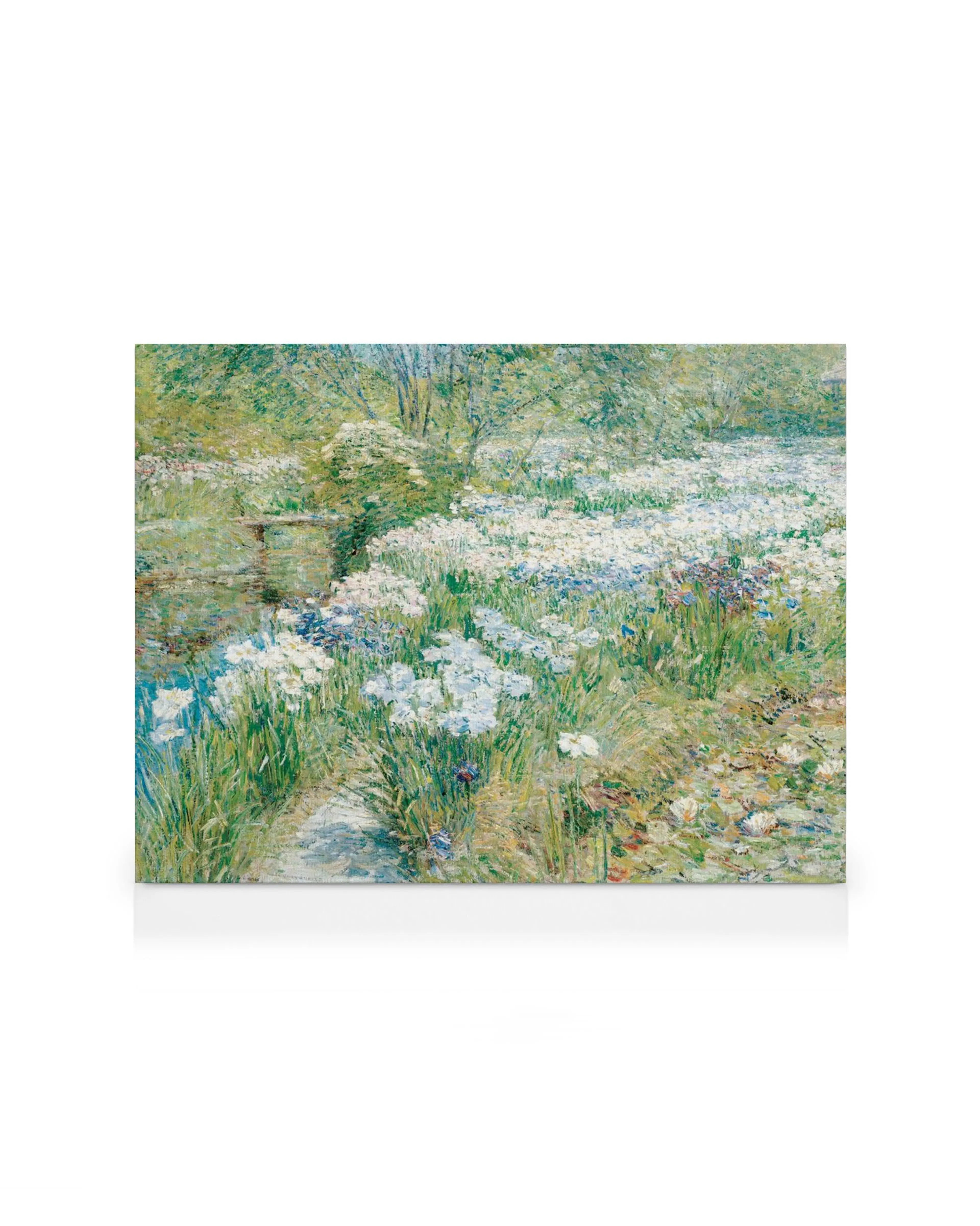 Impressionistisk trädgårdsmålning med vita och blå blommor, frodigt grönt gräs, en damm och näckrosor.