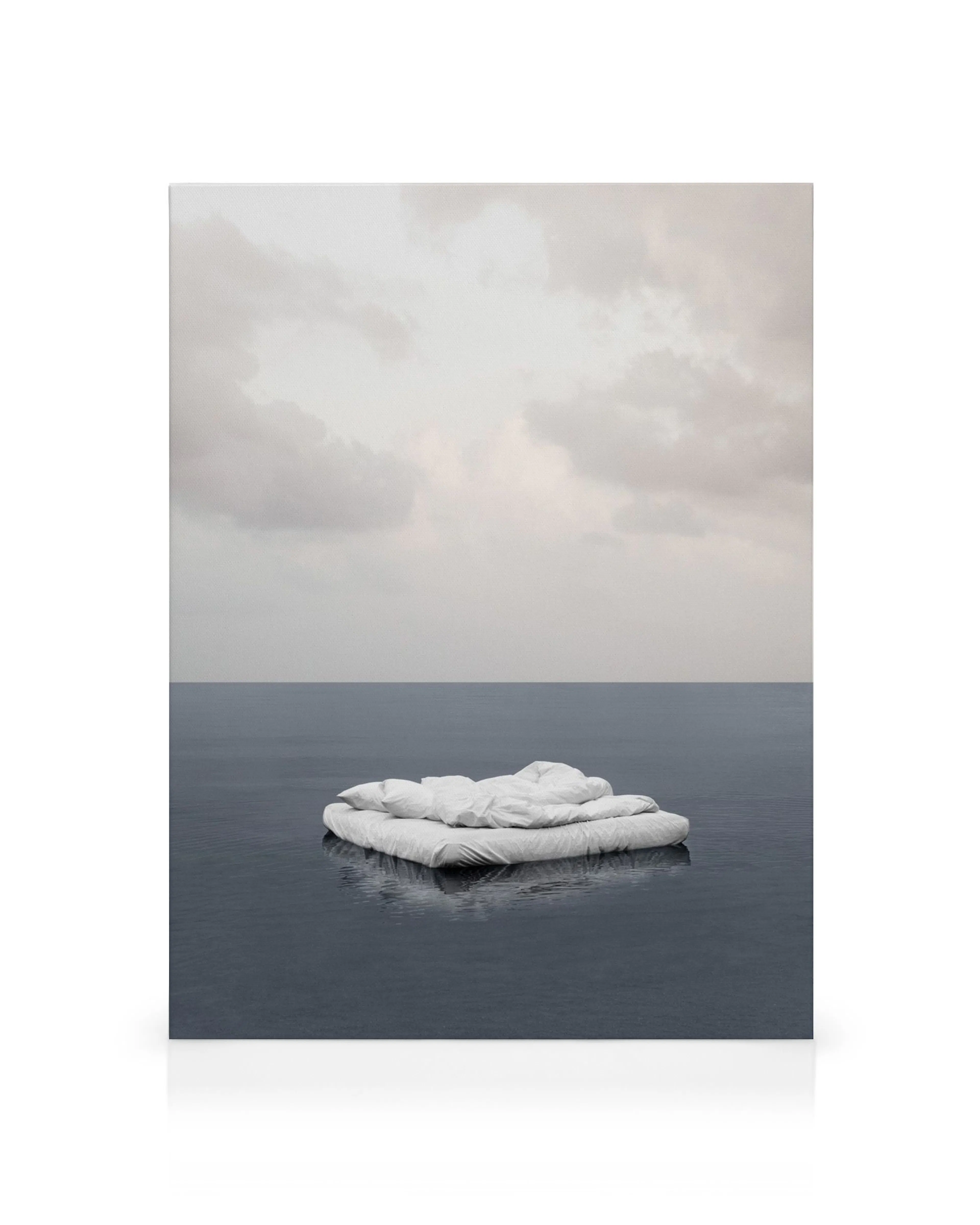 Leinwandbild Floating in Dreams: Eine Frau schwimmt unter Wasser, umgeben von bunten, wirbelnden Fischen und Lichtstrahlen.