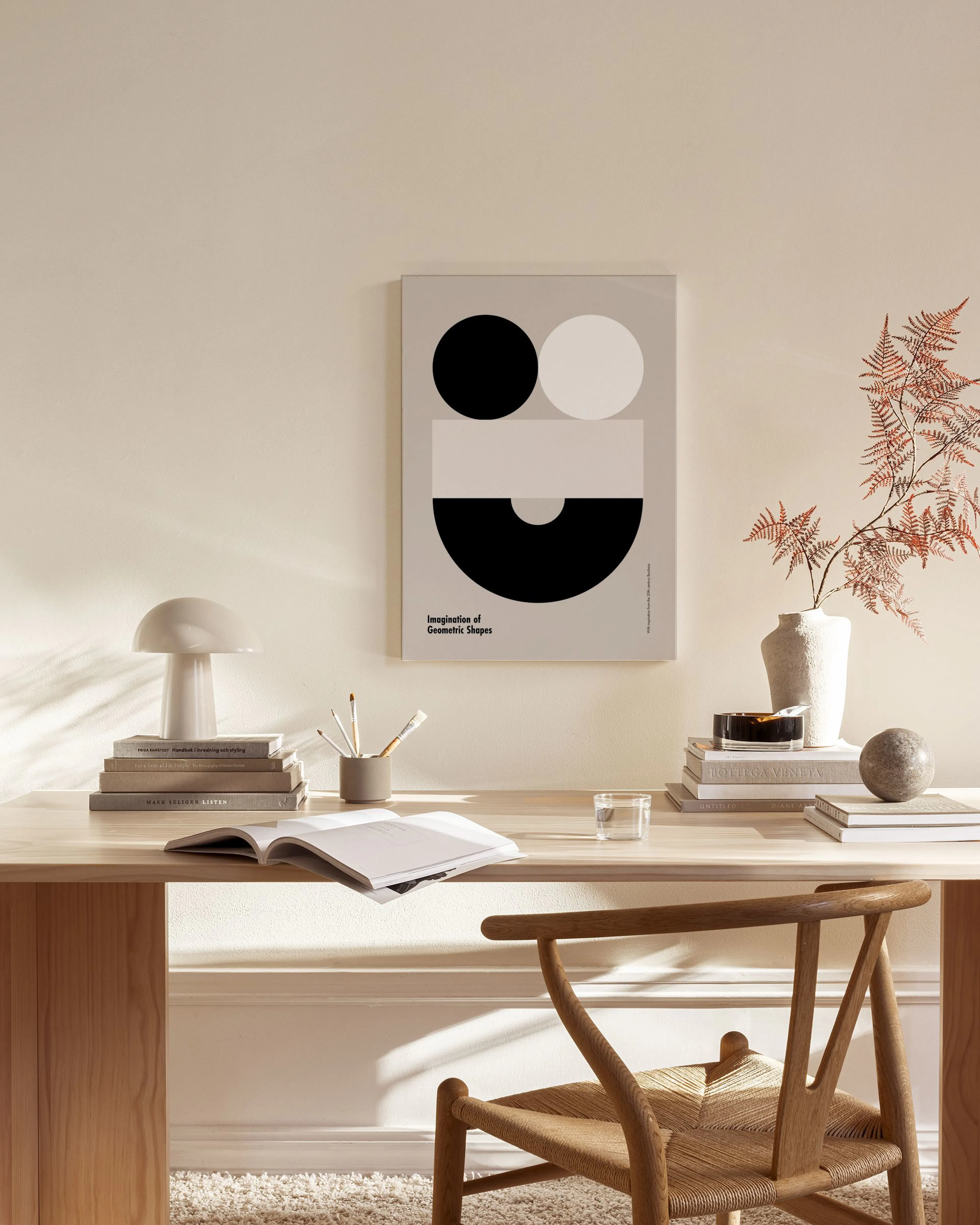 Geometrisch canvas met zwarte en witte cirkels en een grijze rechthoek, hangend in een moderne woonkamer.