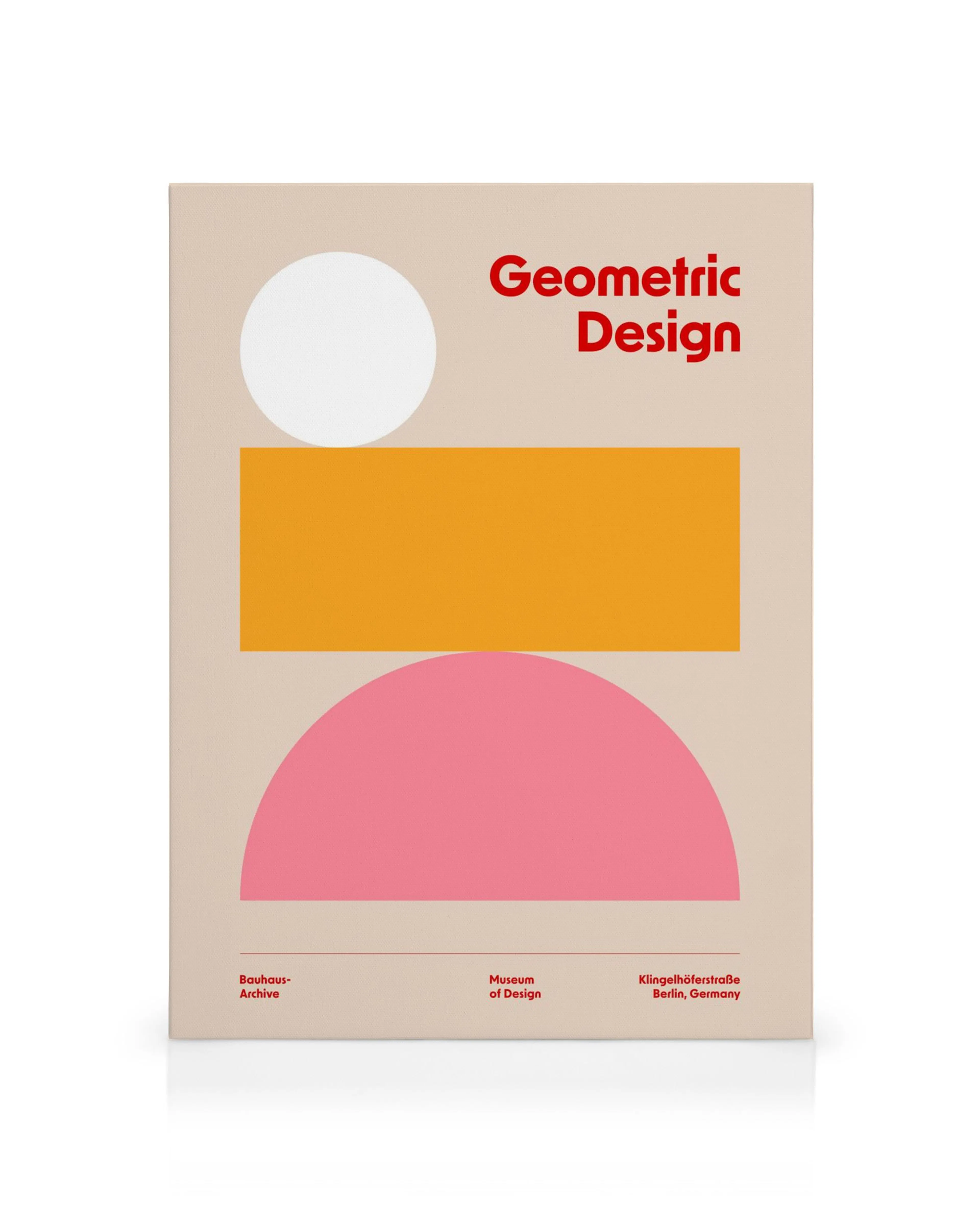 Abstrakt designtavla med geometriska former i orange, vitt och rosa på beige bakgrund. Röd text Geometric Design.