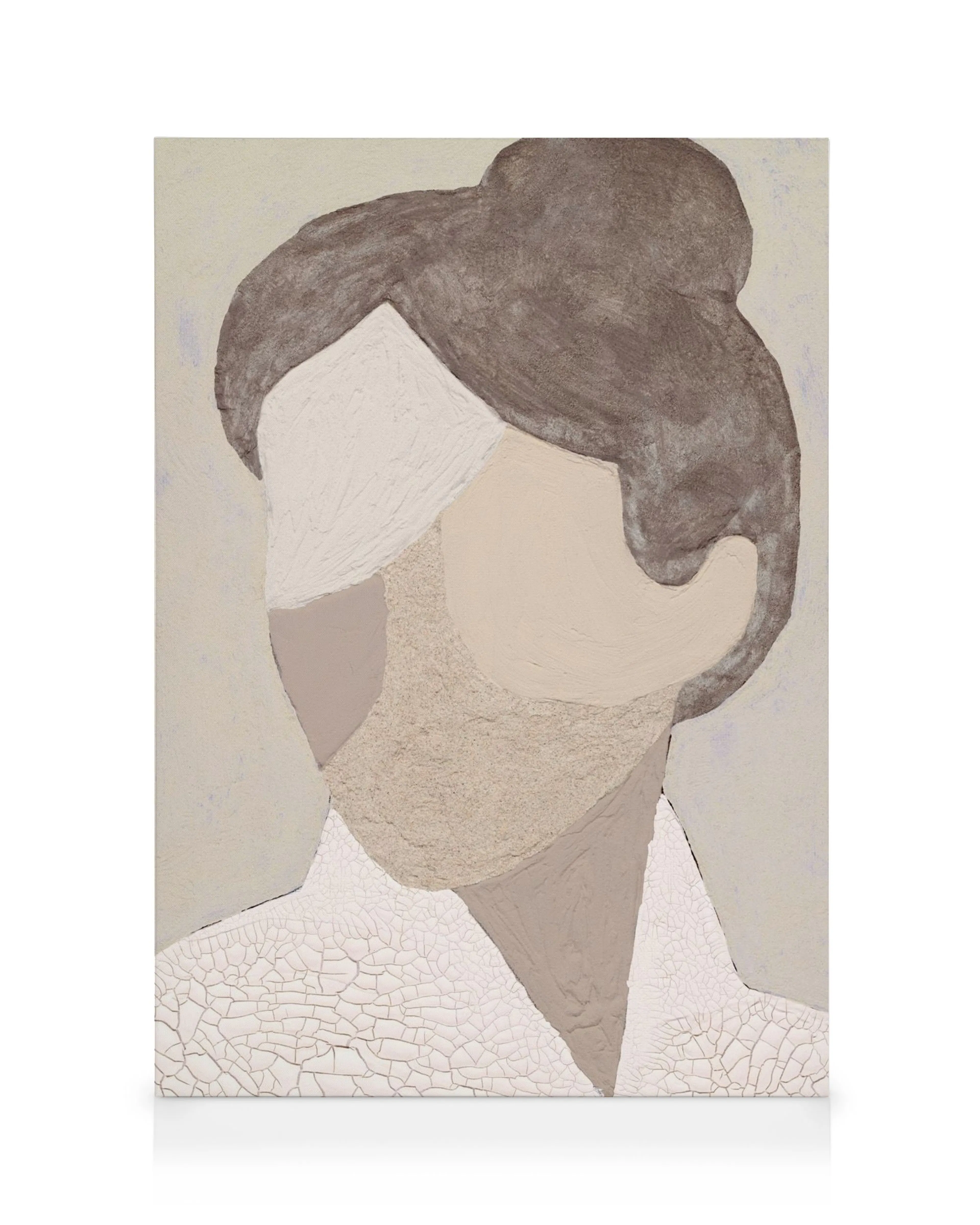 Retrato abstracto con formas texturizadas en beige, marrón y blanco, arte mural moderno.