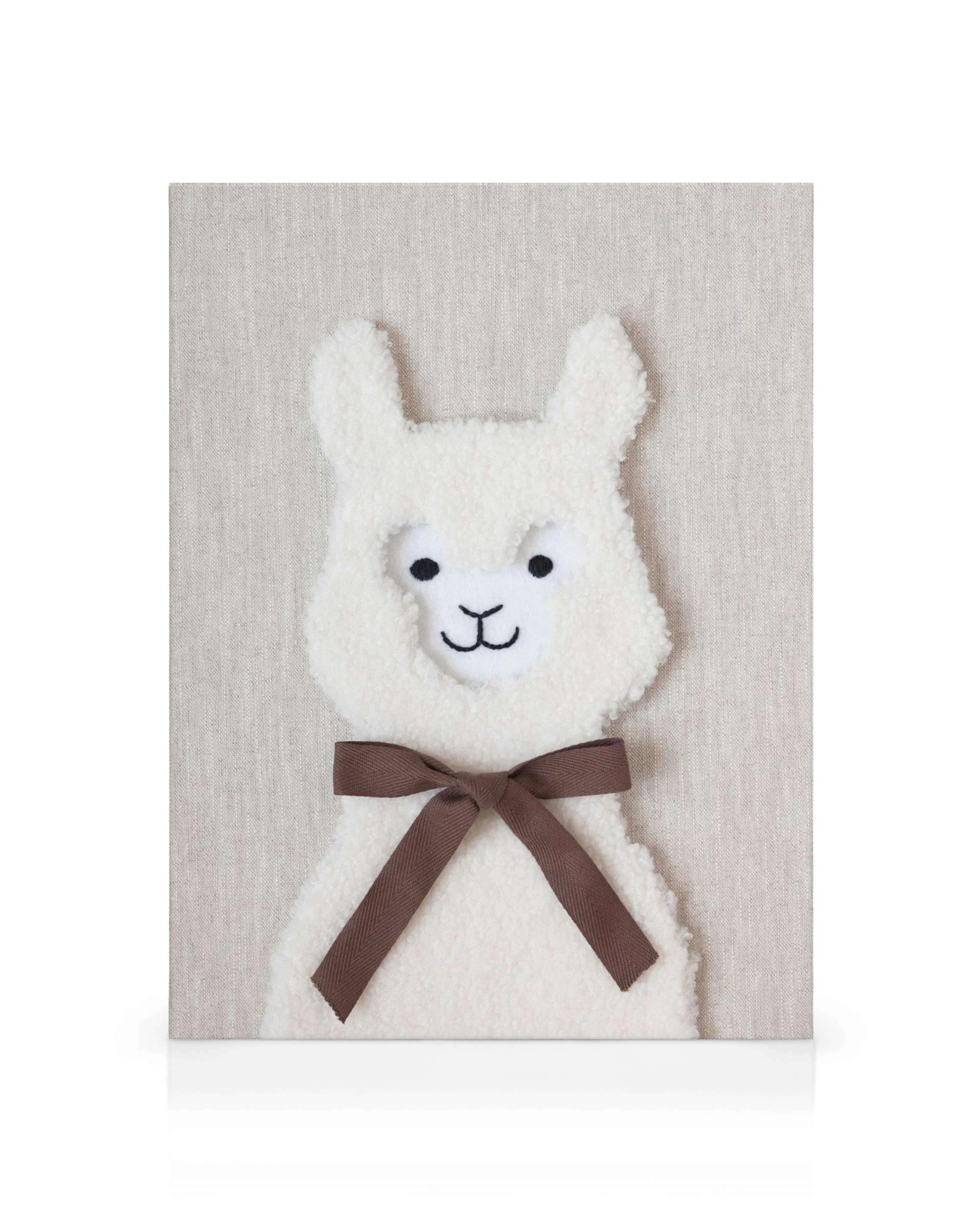 Llama blanca esponjosa con lazo marrón, arte de pared animal de guardería