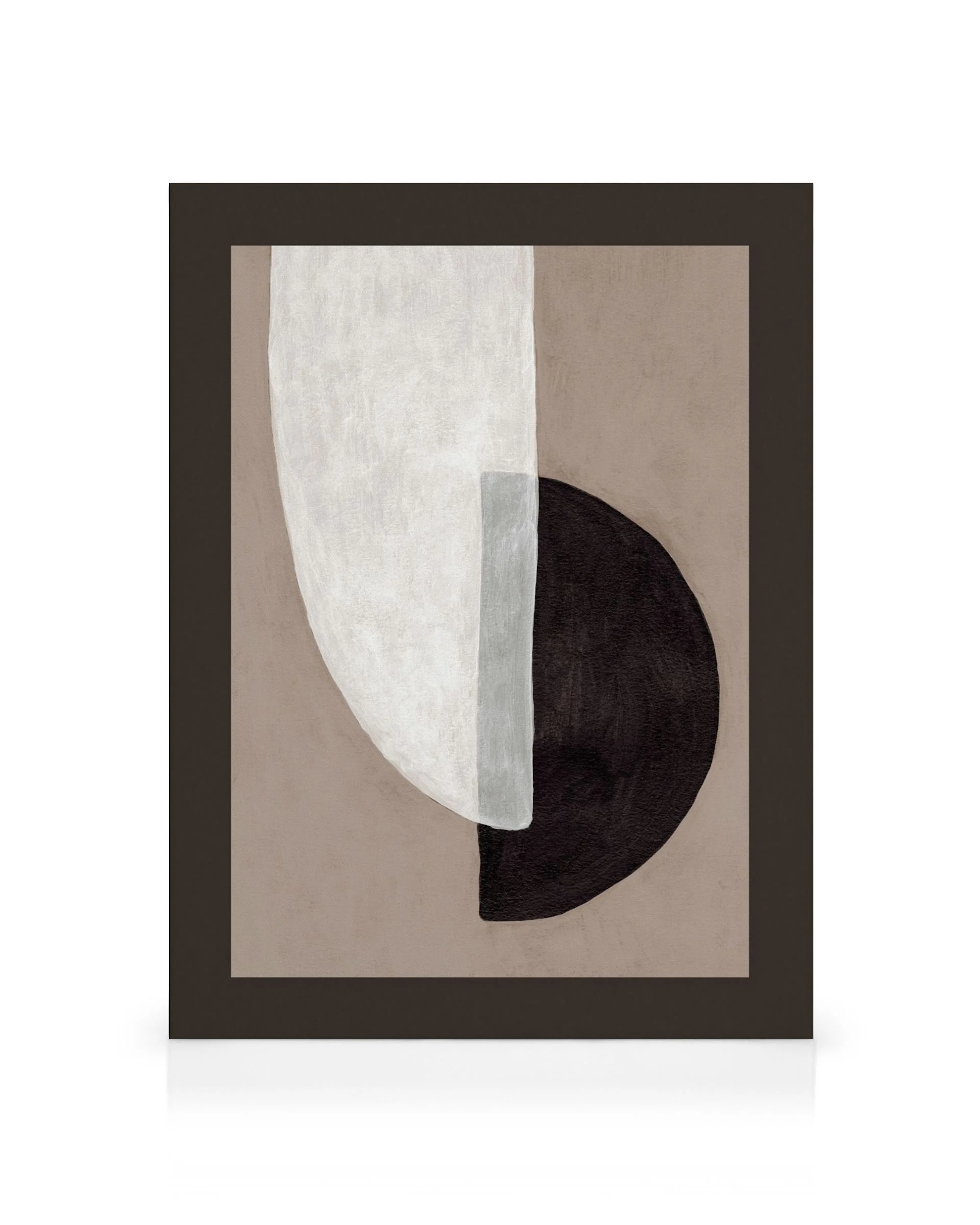 Lienzo abstracto con forma curva blanca superpuesta a un círculo marrón oscuro sobre fondo beige, arte de pared intrigante.