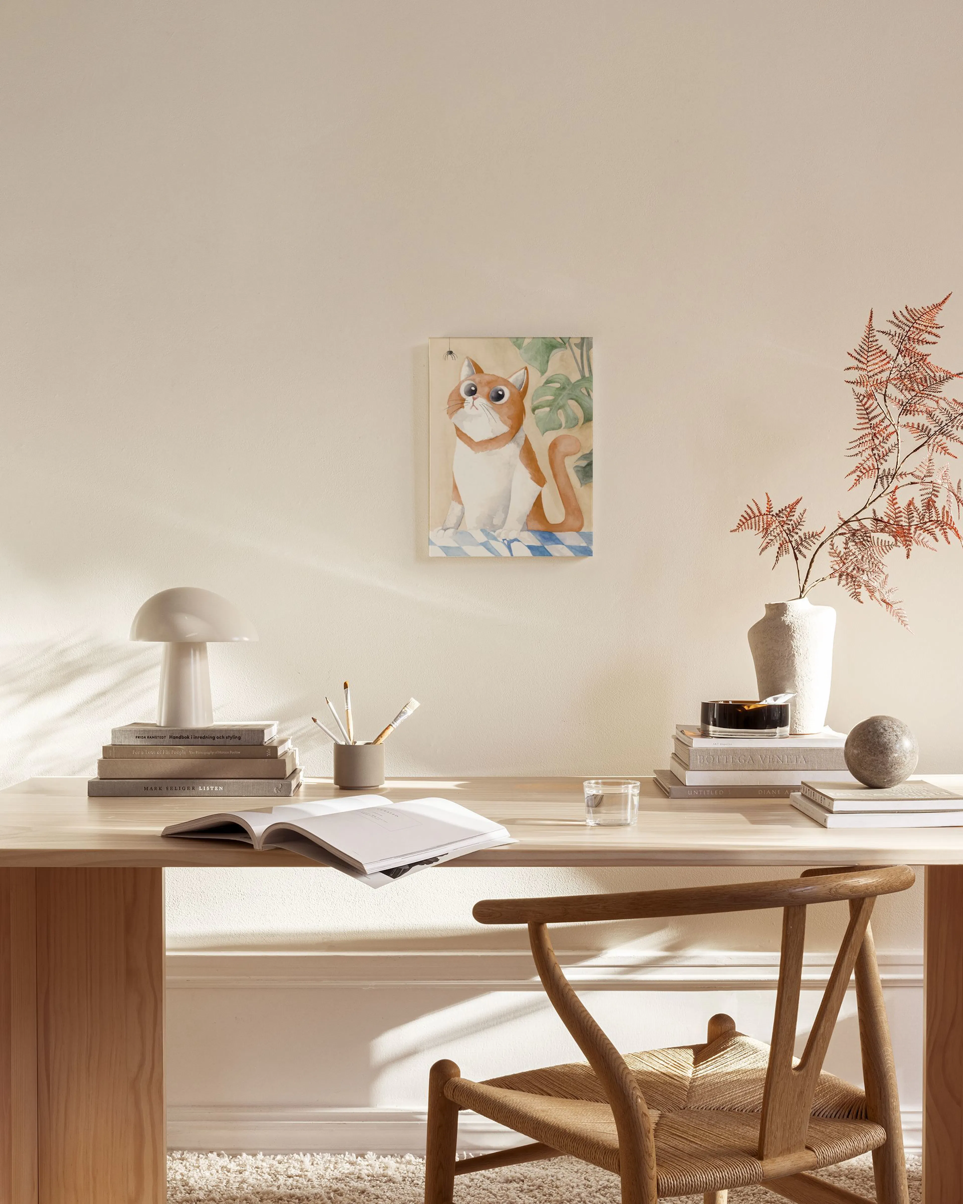 Toile dun chat roux aux grands yeux, assis sur un motif à carreaux bleus, avec des feuilles vertes en arrière-plan, dans un salo