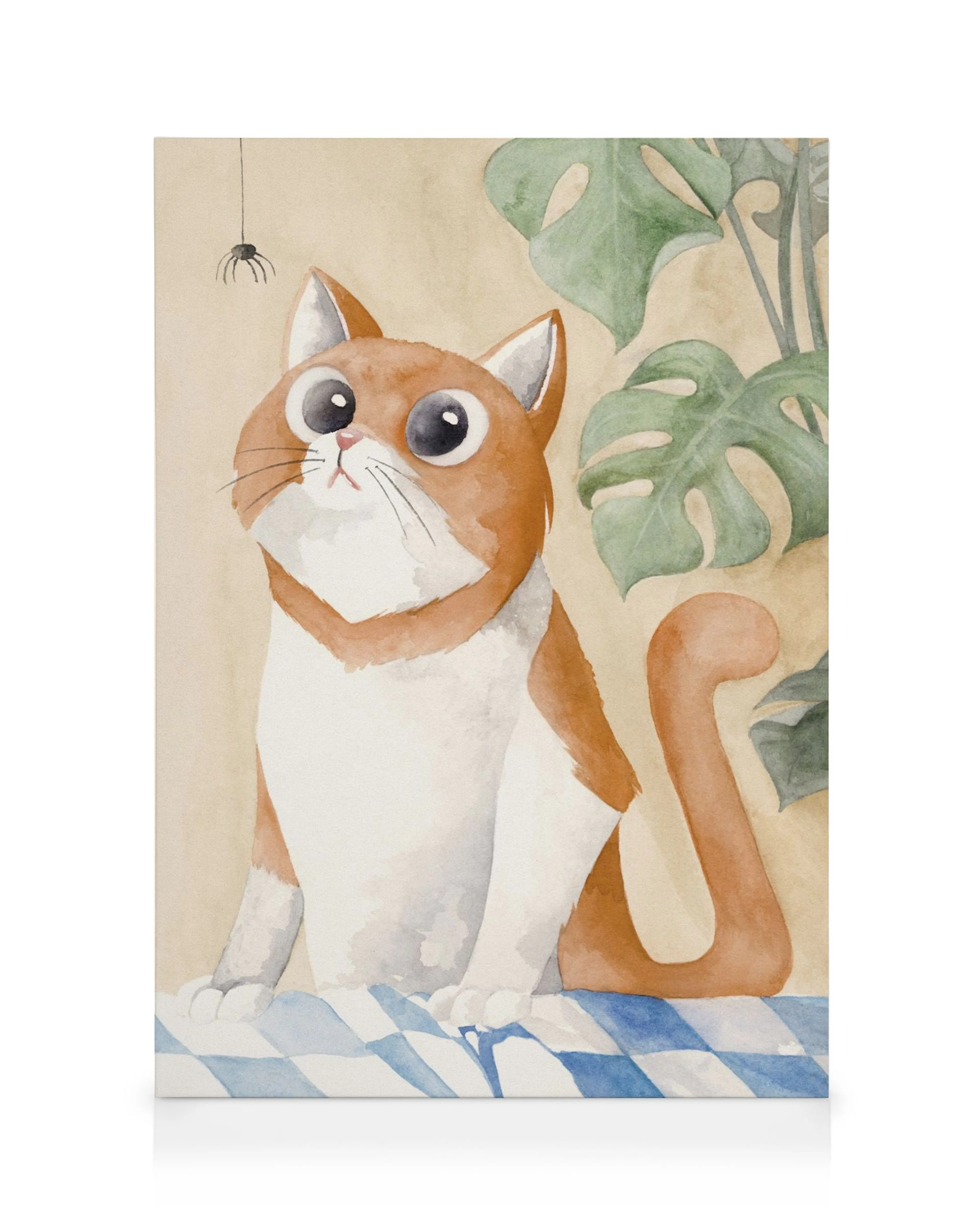 Nieuwsgierige bruin-witte kat kijkt naar een spin, met groene bladeren op een beige achtergrond, schattig kattenkunstwerk