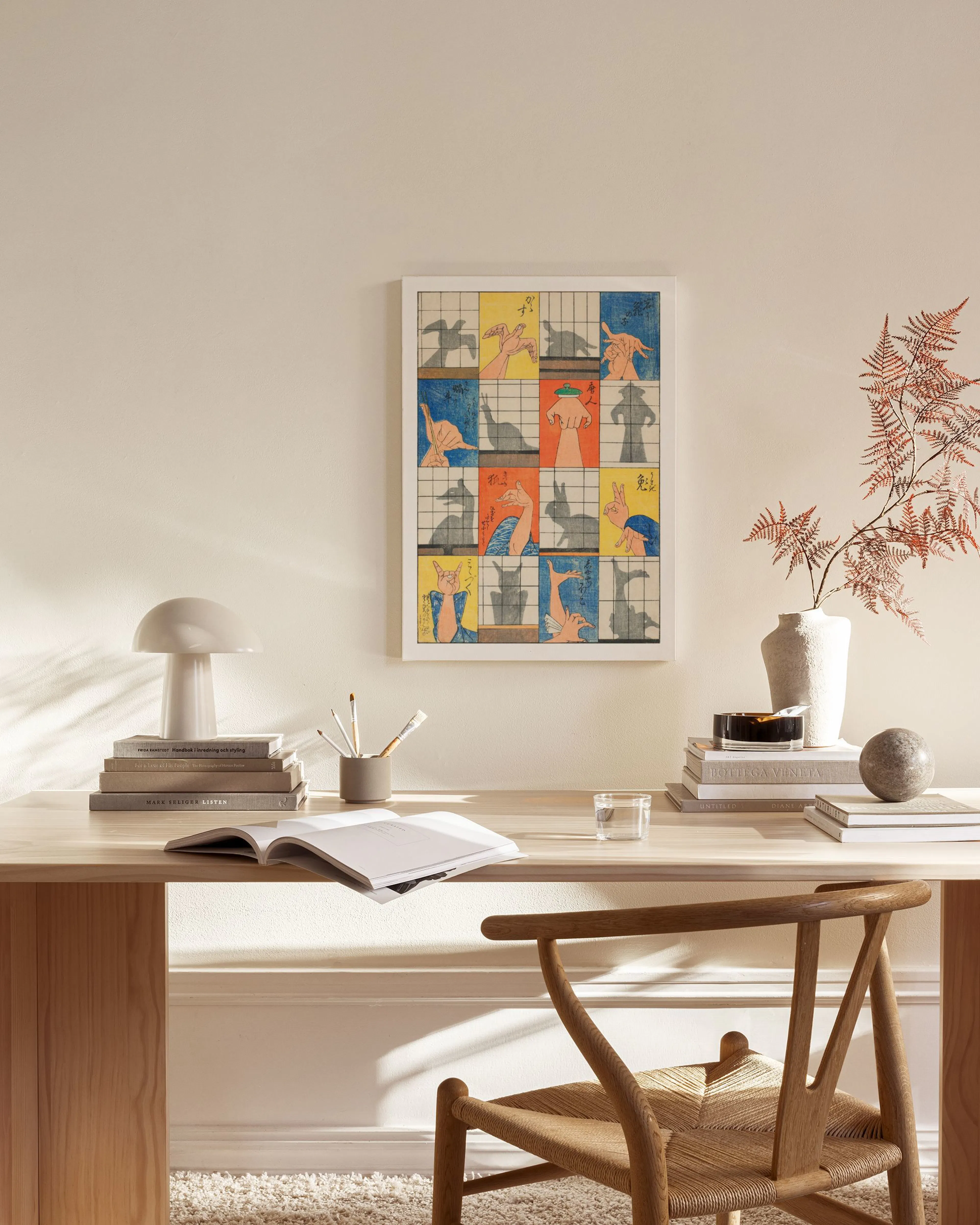 Leinwandbild mit bunten Tier-Schattenfiguren auf gelb, blau und rot, in einem modernen Wohnzimmer über einem Sideboard.