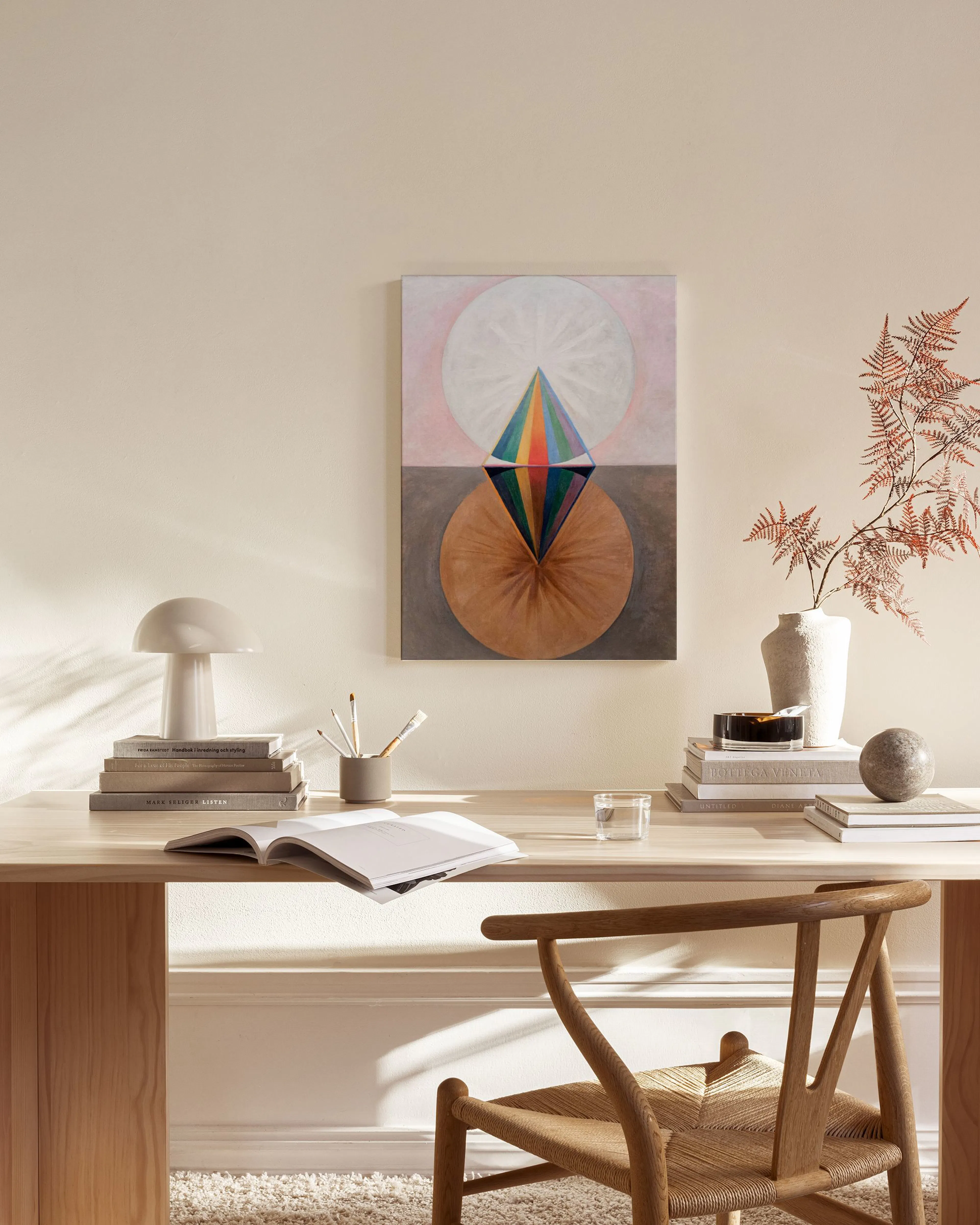 Leinwandbild mit abstraktem, farbigem Diamanten zwischen hellen und braunen Kreisen, hängend über einem Sideboard im Wohnzimmer.