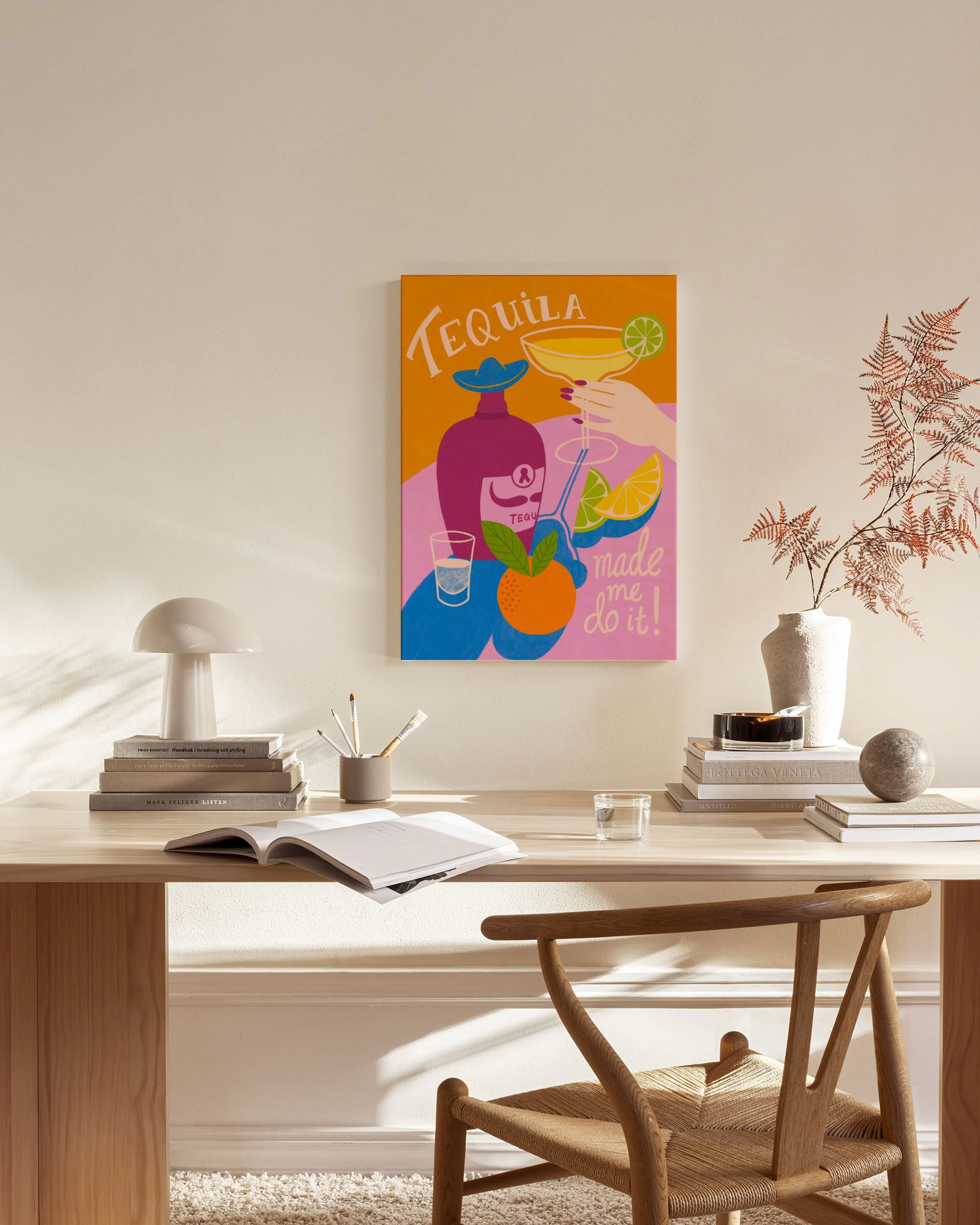 Obraz na plátne s farebnou grafikou fľaše tequily, ruky držiacej pohár a ovocia, visiaci v obývačke.