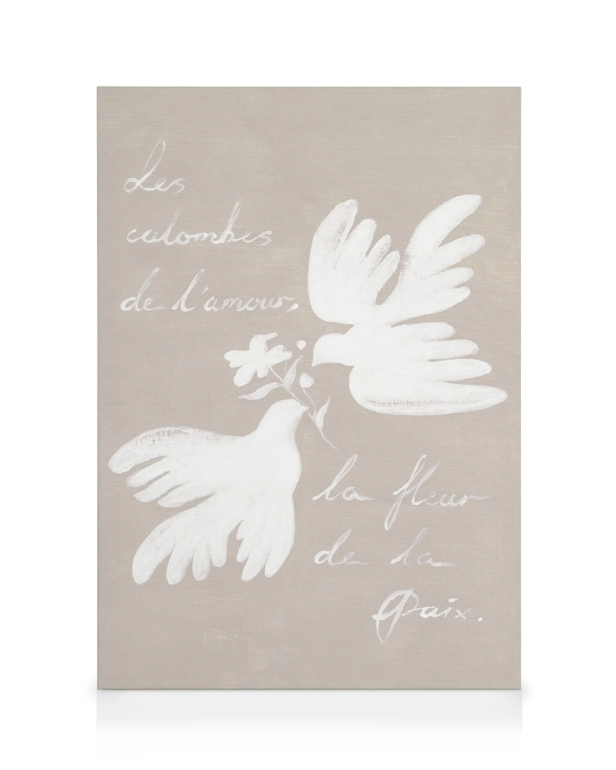 Lienzo con dos palomas blancas y un lirio sobre fondo beige, estilo minimalista de paz.