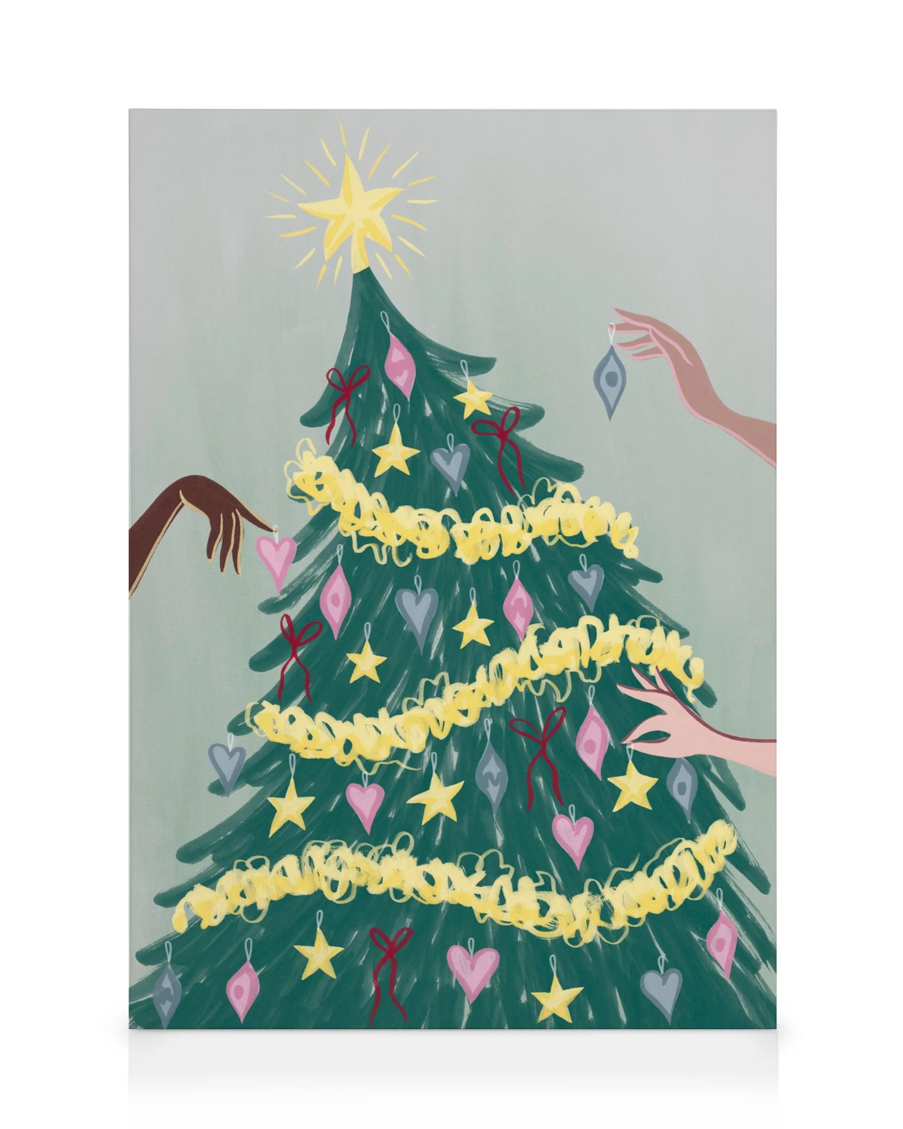 Lienzo de árbol de Navidad verde decorado, guirnalda amarilla, lazos rojos, adornos de corazón. Manos adornando el árbol.