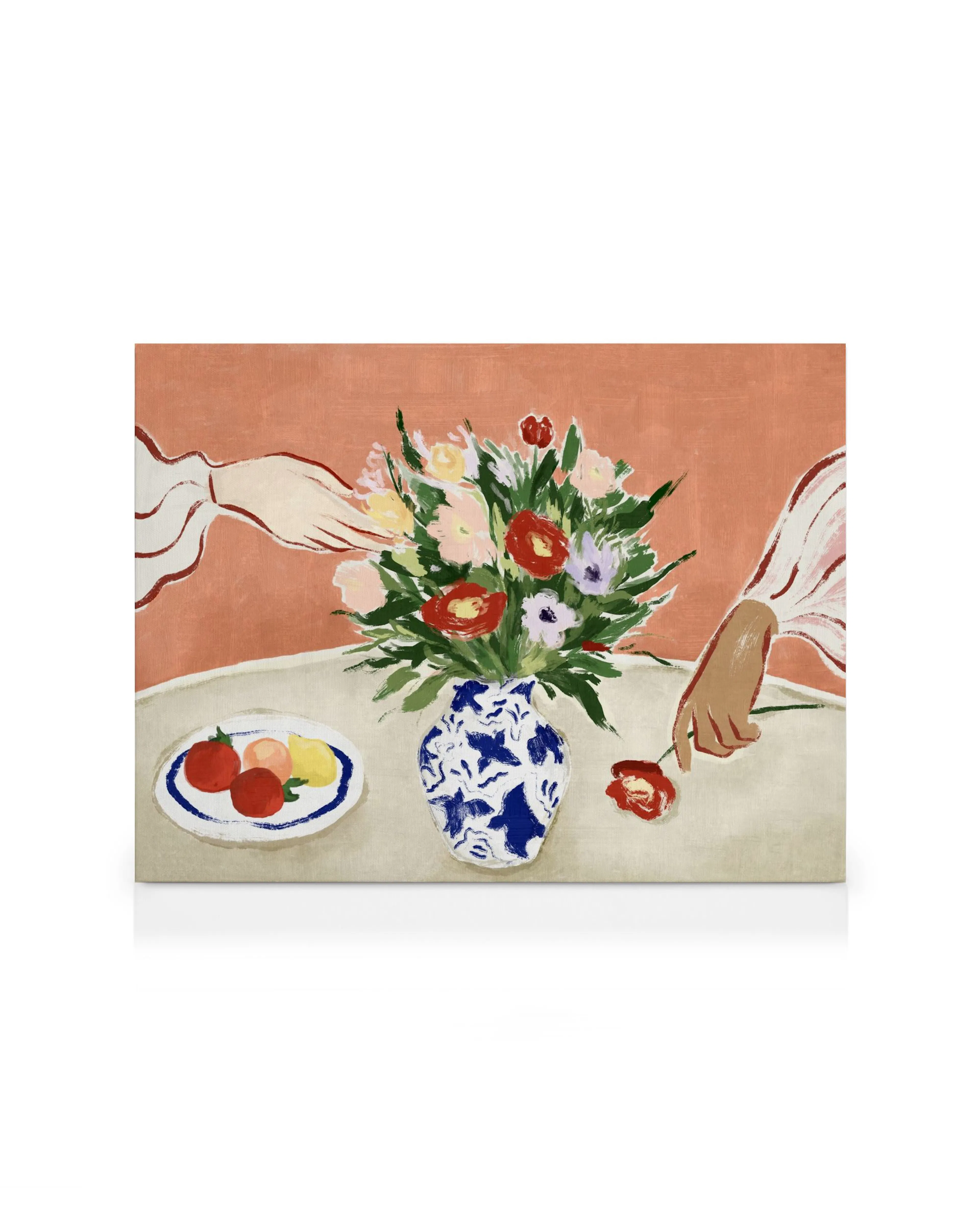 Tela decorativa de uma mesa com toalha de mesa rosa, frutas e um vaso de flores, estilo arte de parede.