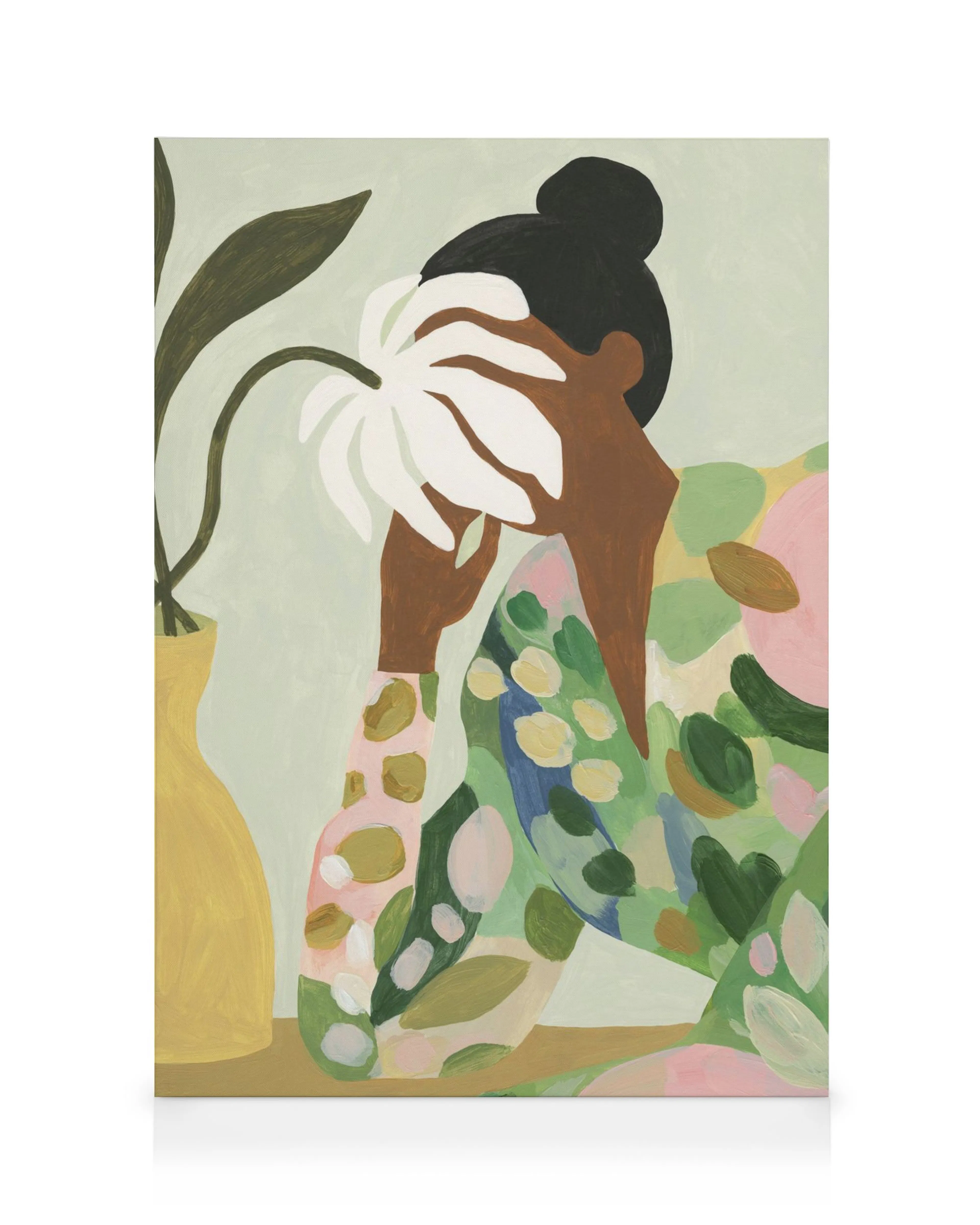 Toile abstraite dune femme avec chignon, robe verte, rose et jaune, touchant une grande fleur blanche près dun vase