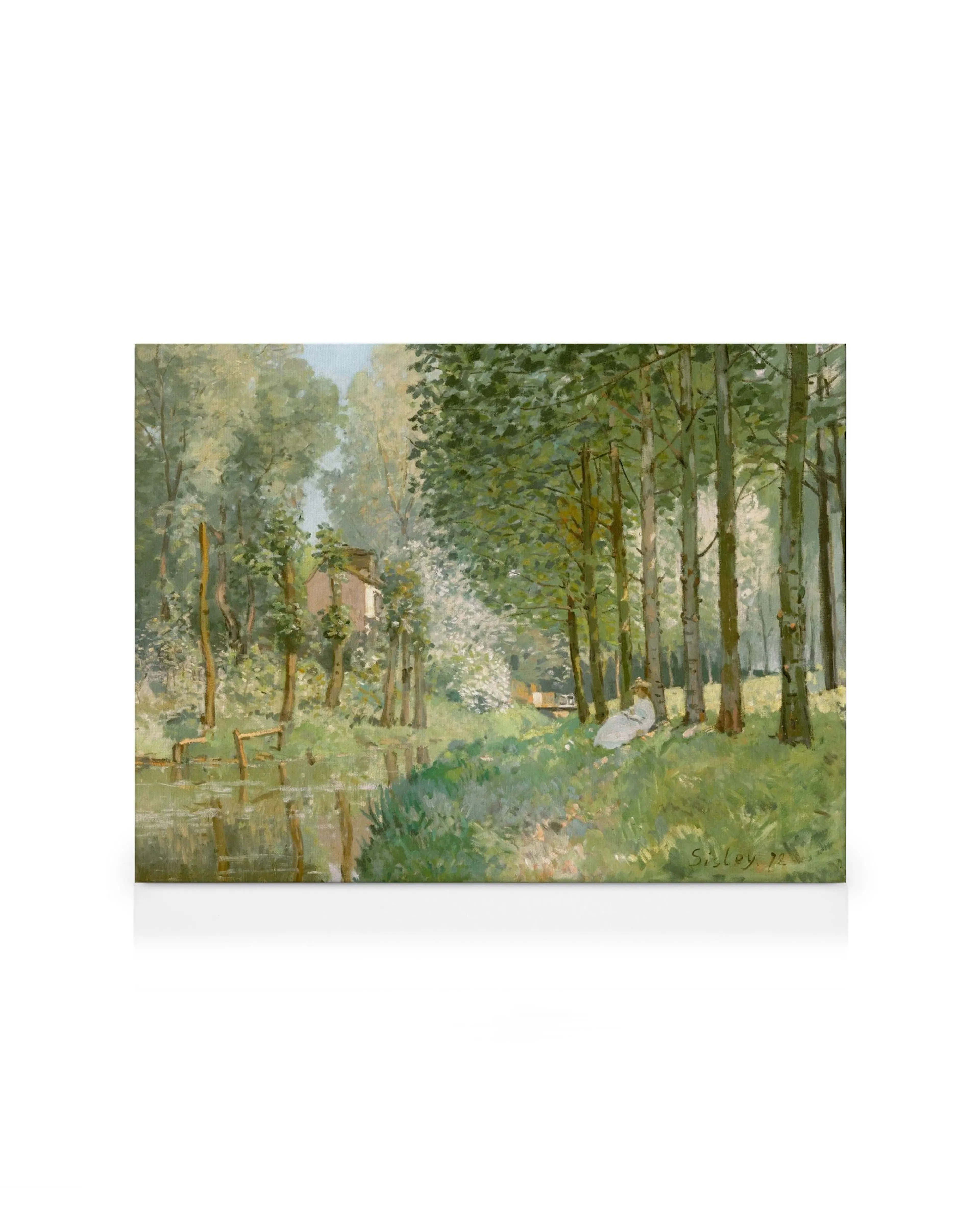 Alfred Sisley, Ruhe am Bach, Leinwandbild. Eine Frau sitzt am bewachsenen Ufer eines Gewässers, umgeben von Bäumen und einem Hau