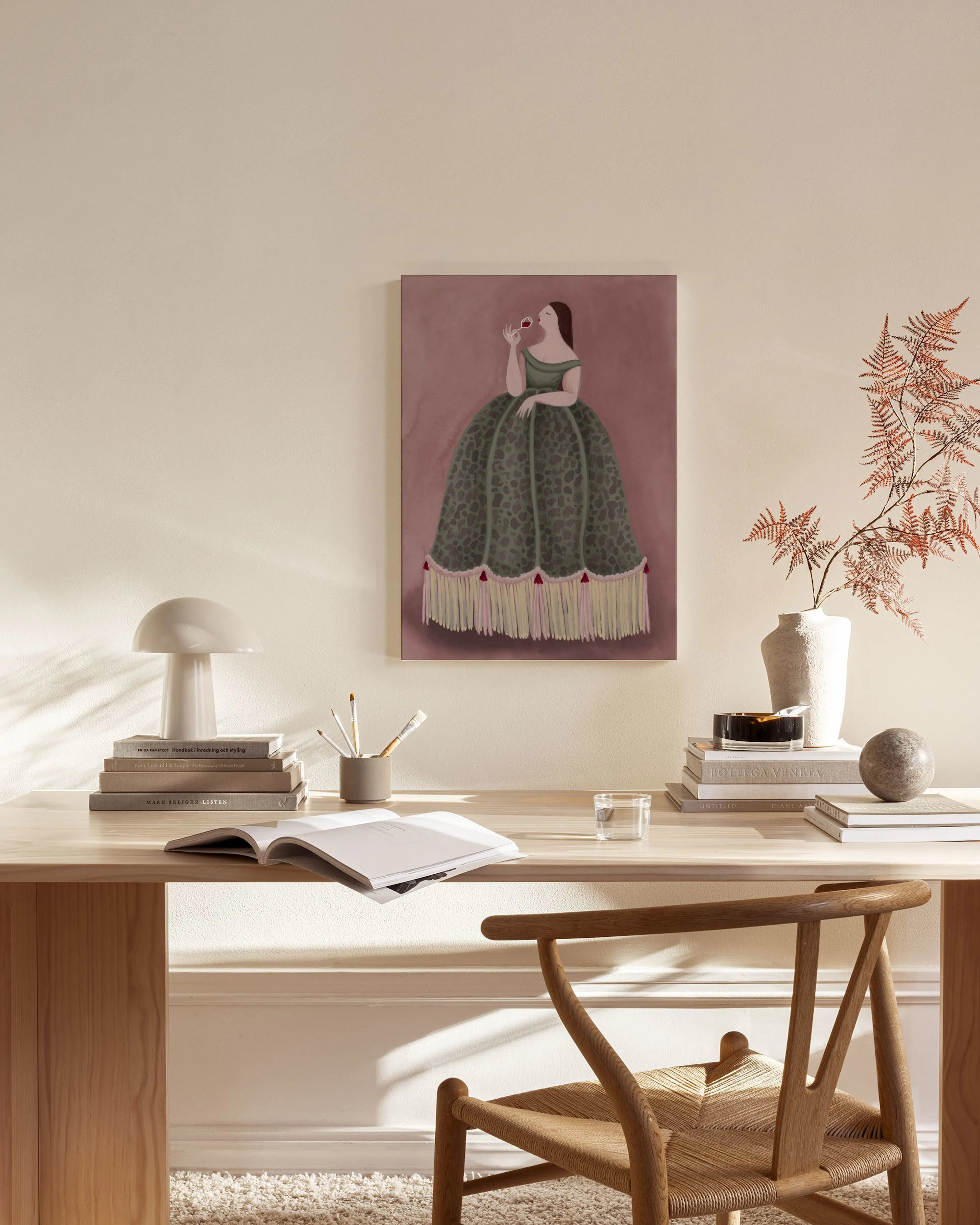 Stampa su tela con donna in abito verde e rosa, appesa sopra una panca in un salotto moderno.