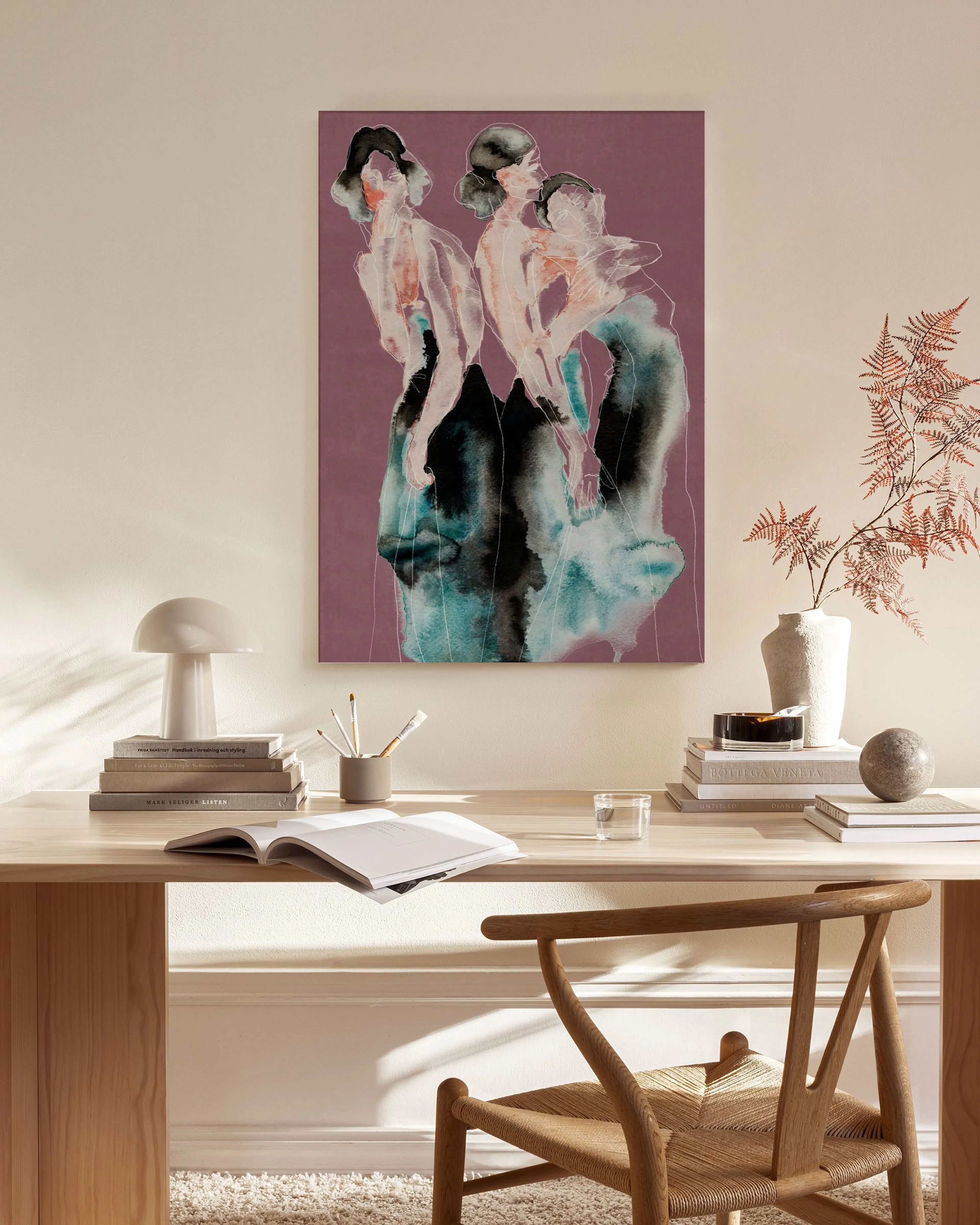 Toile représentant trois silhouettes féminines stylisées sur fond violet, suspendue dans un salon moderne.