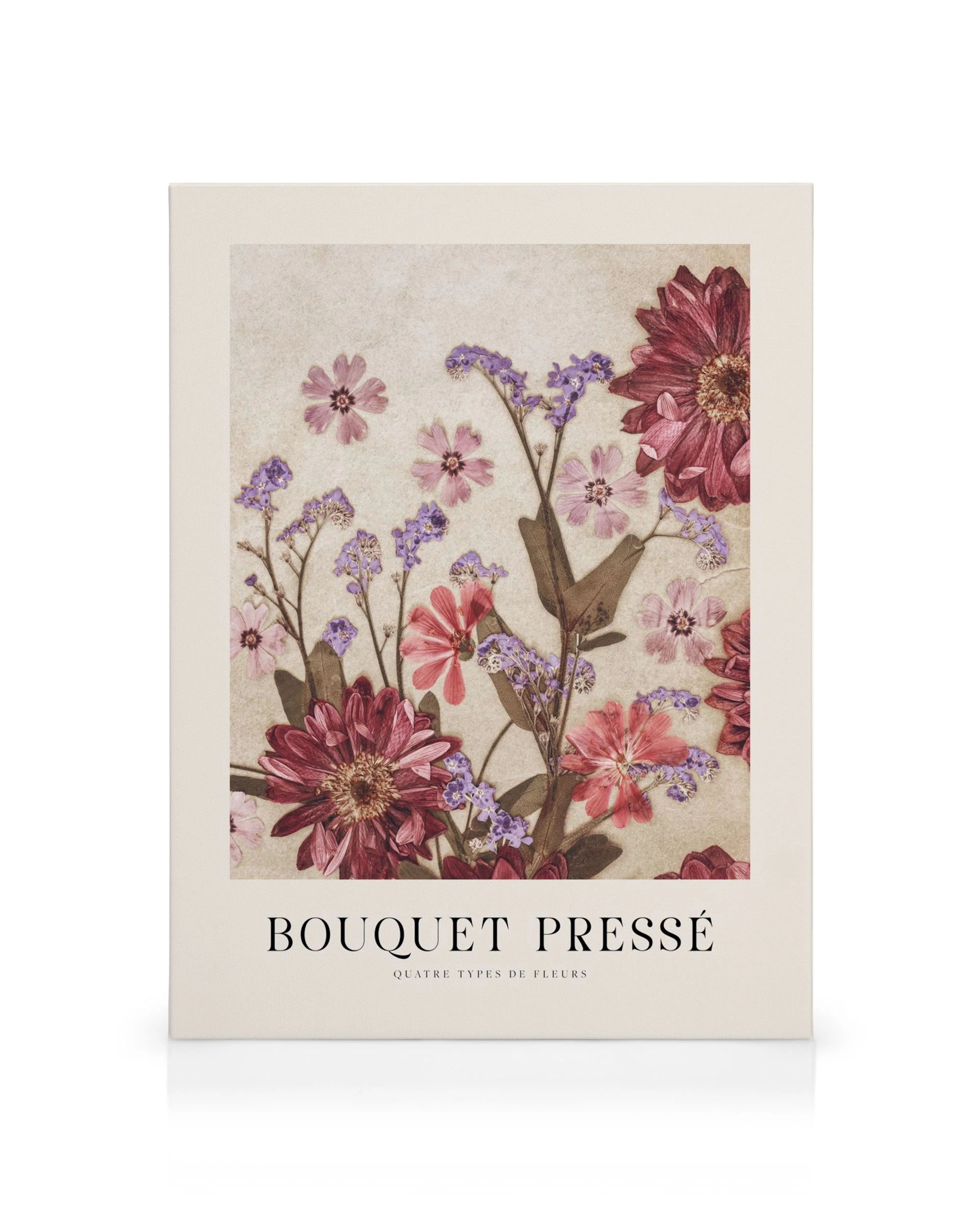 Vintage-Leinwand mit gepresstem Blumenstrauß: rote und lila Blumen auf beigem Hintergrund, mit BOUQUET PRESSÉ unten.