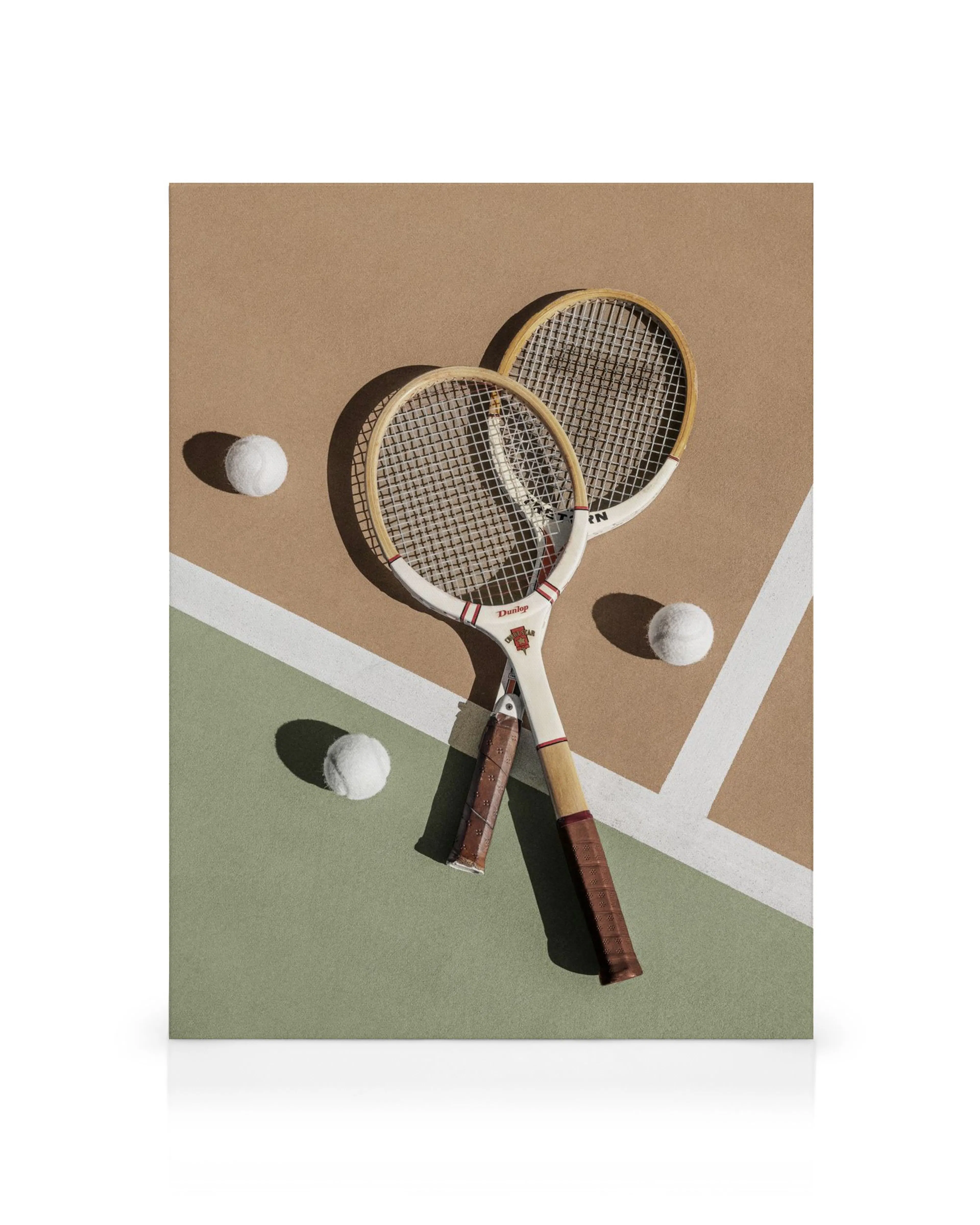Toile de tennis, deux raquettes croisées sur un court vert et marron avec des balles blanches. Typographie granuleuse.