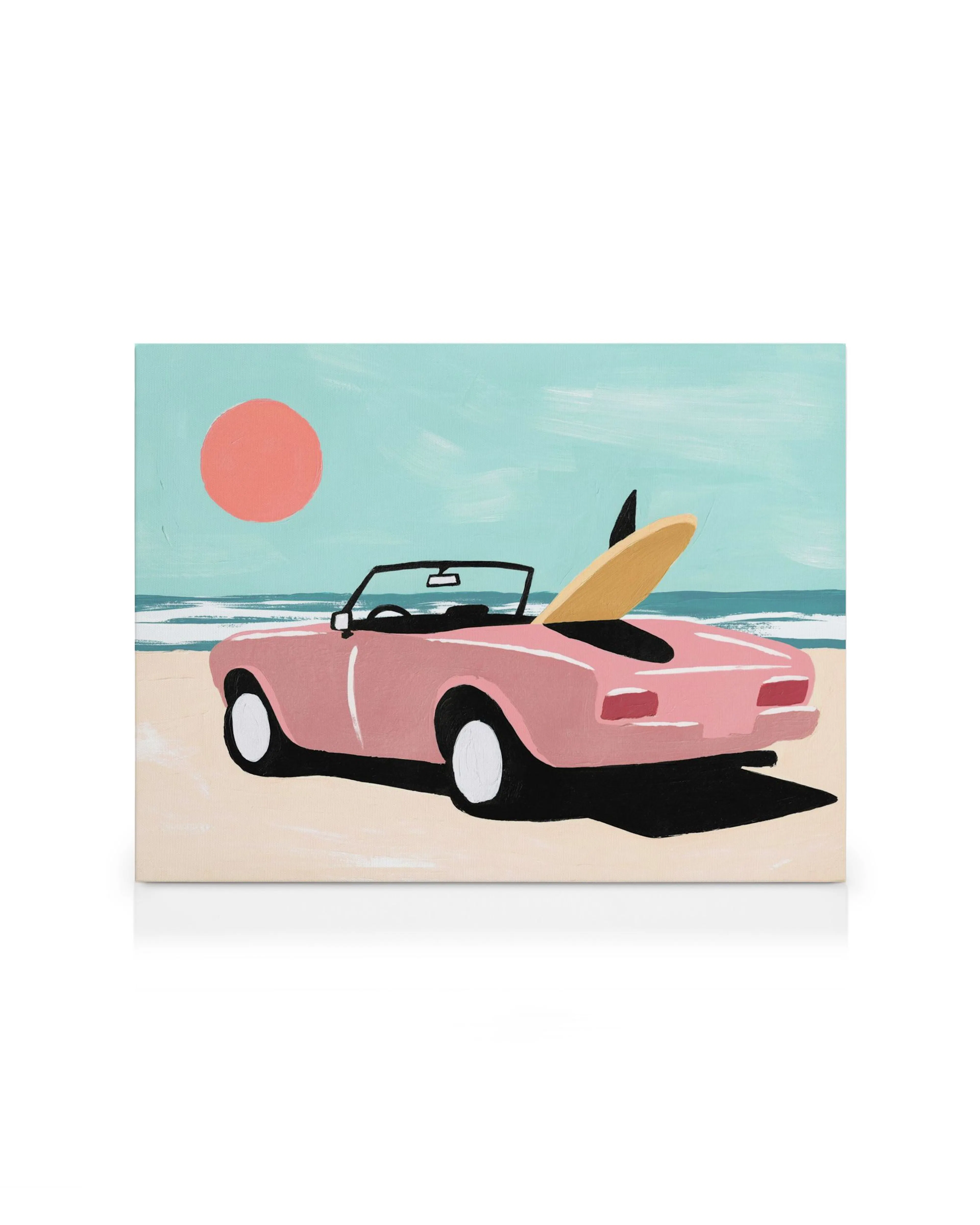 Tela de carro conversível rosa com prancha de surfe amarela na praia, sob sol laranja e céu azul.