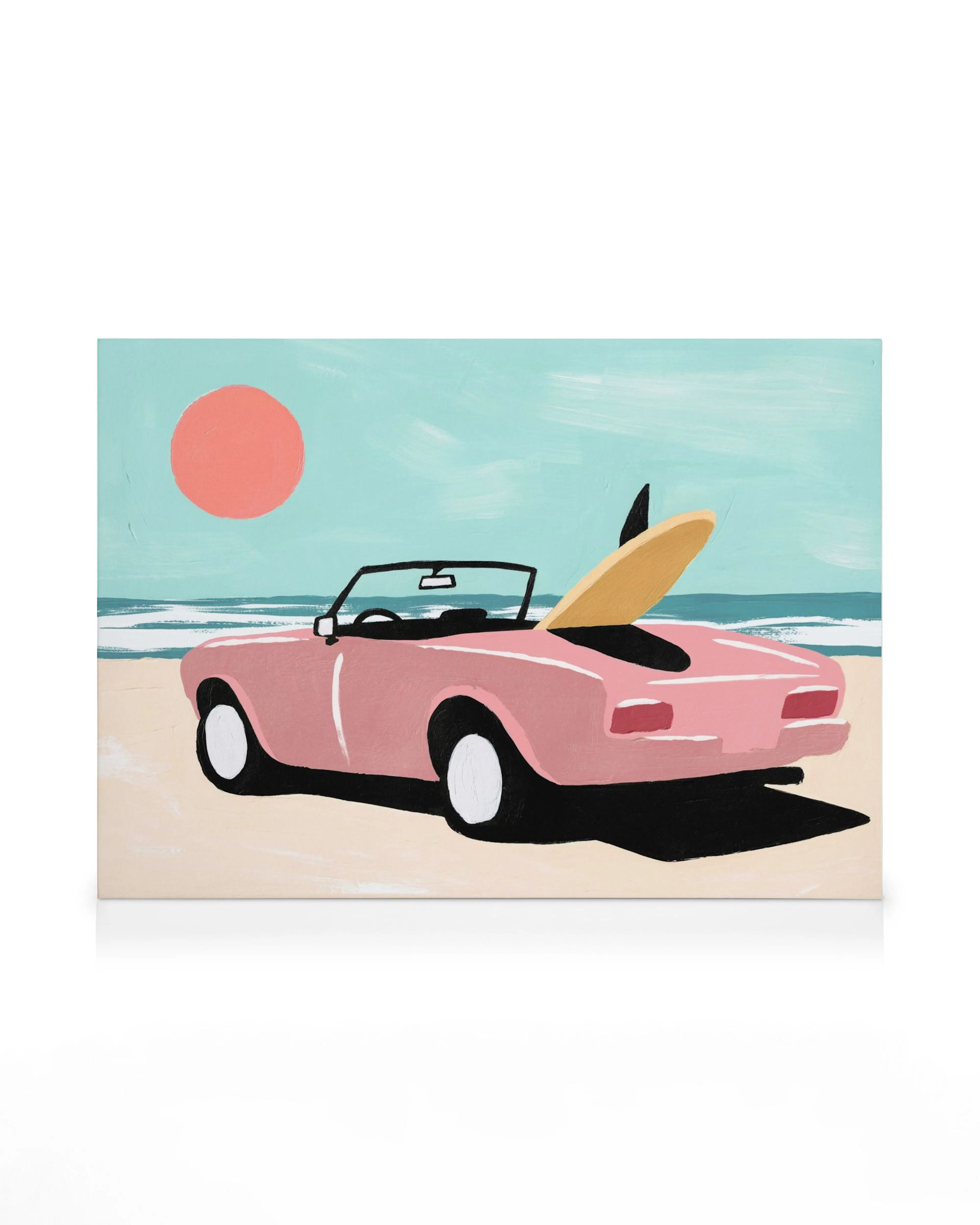 Tela de carro conversível rosa com prancha de surfe amarela na praia, sob sol laranja e céu azul.