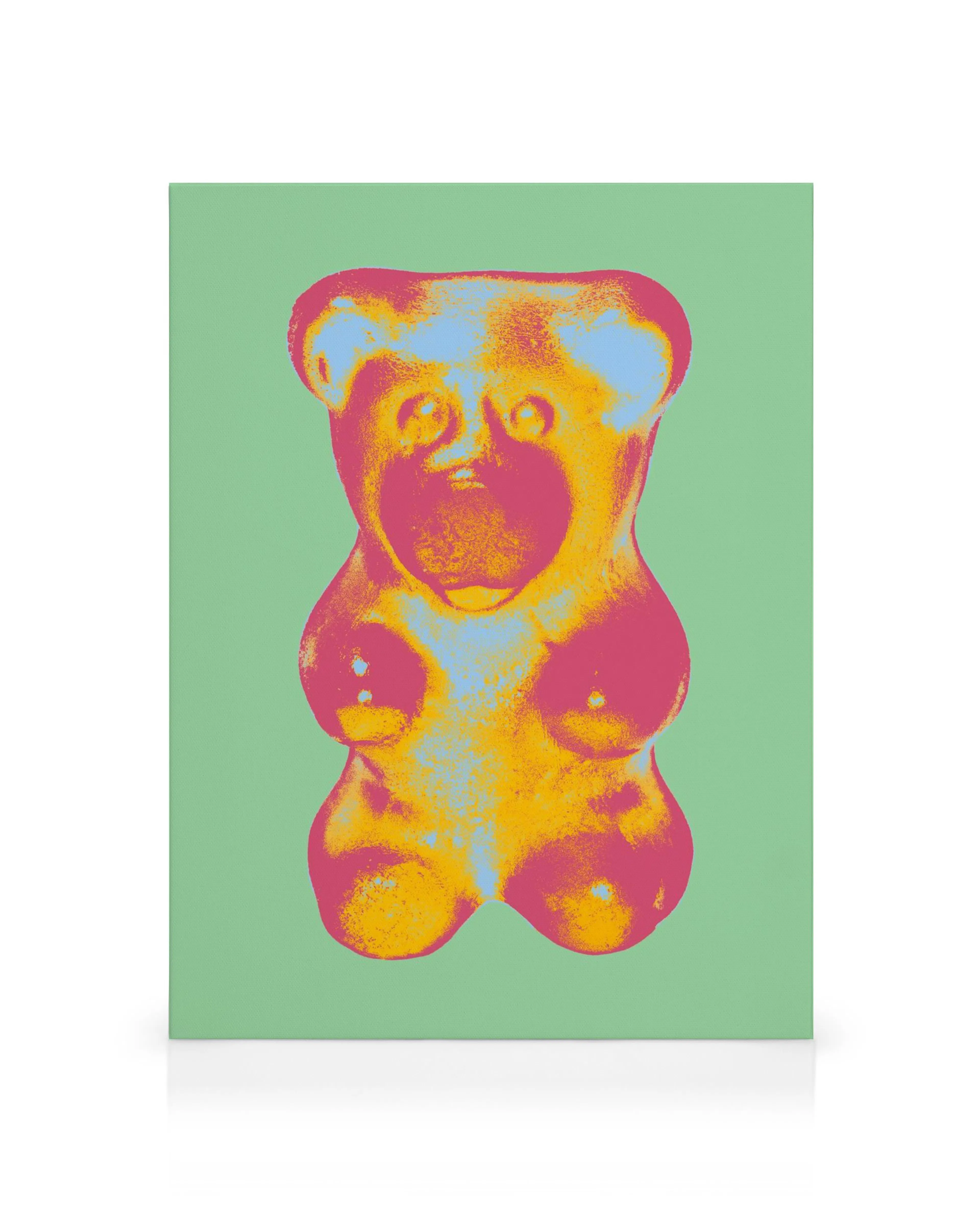 Oso de goma pop art amarillo, naranja y rosa con textura sobre fondo verde pastel para lienzo.