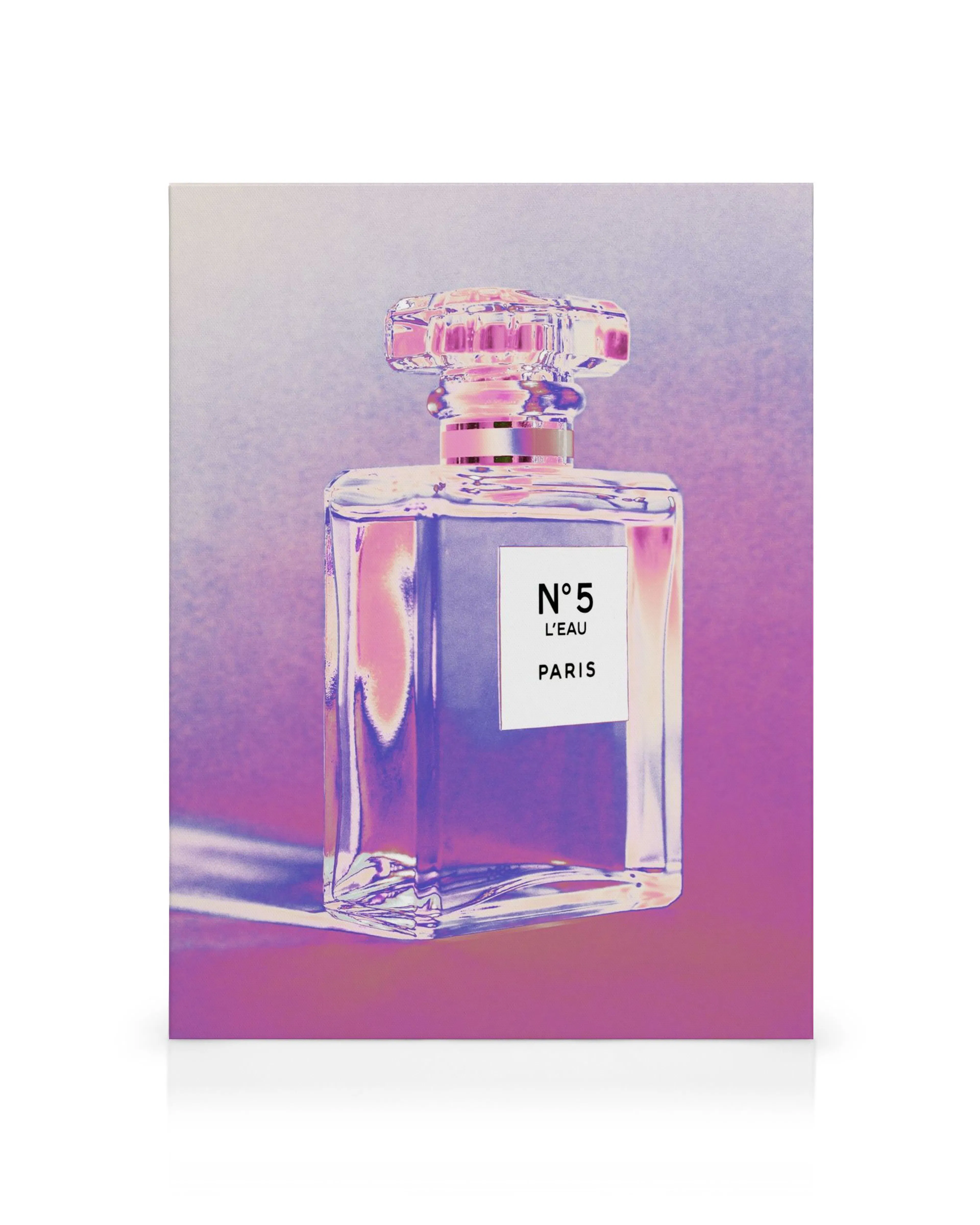 Pop art canvas van een parfumflesje met roze dop op een paarse achtergrond, N°5 Leau Paris op etiket.
